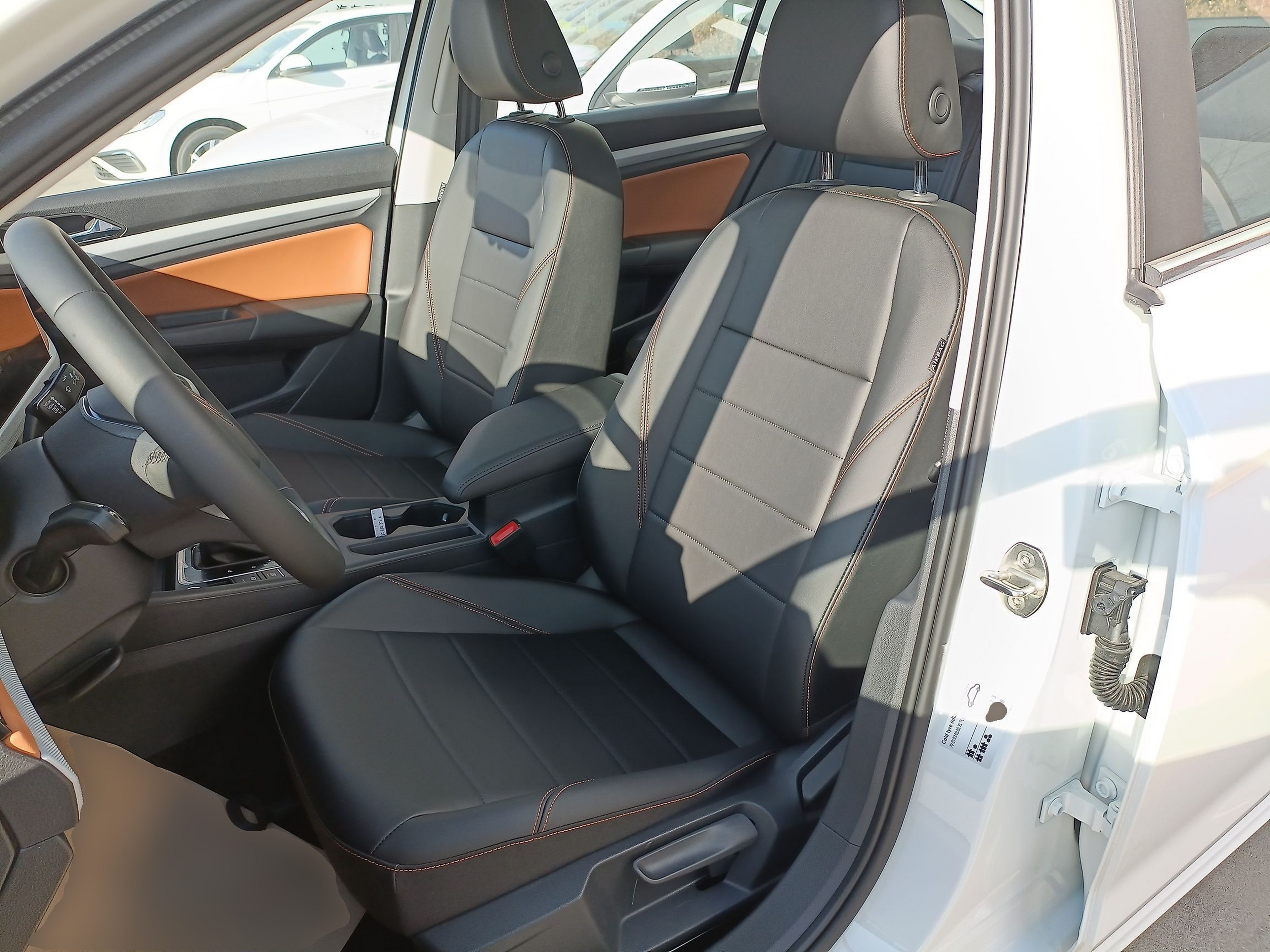 المقاعد الأمامية داخل السيارة