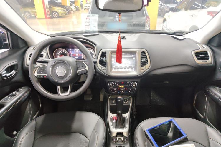 Used  Compass 2017 200T Automatic Family Edition
