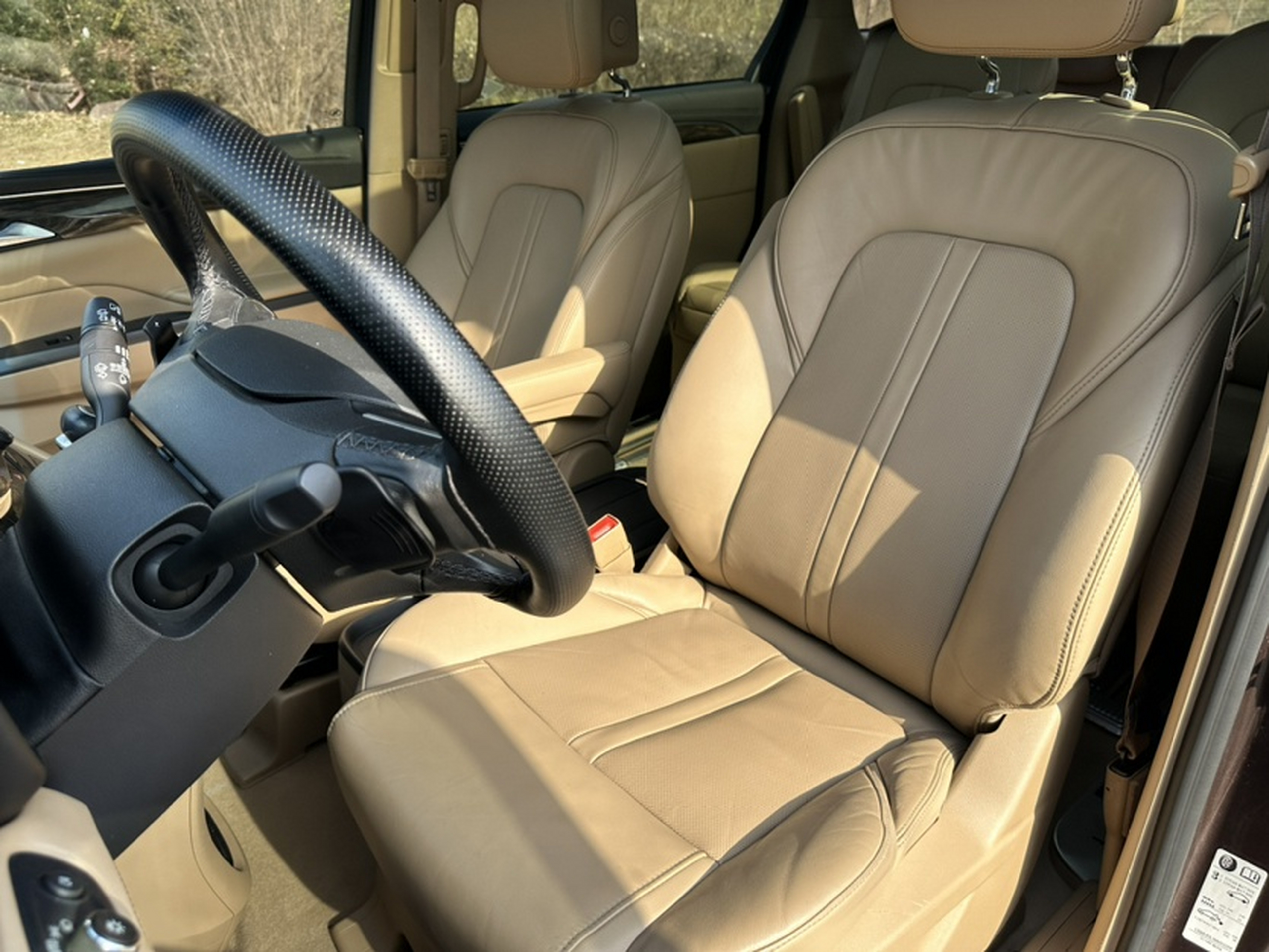 Переднее сиденье в автомобиле