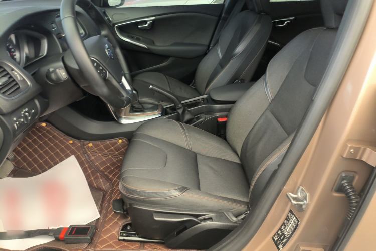 Used Volvo V40 2014 Cross Country 2.0T Zhiyi Edition
