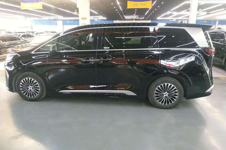 Used Denza D9 2022 EV 600 Four-Wheel Drive Prestige Model
