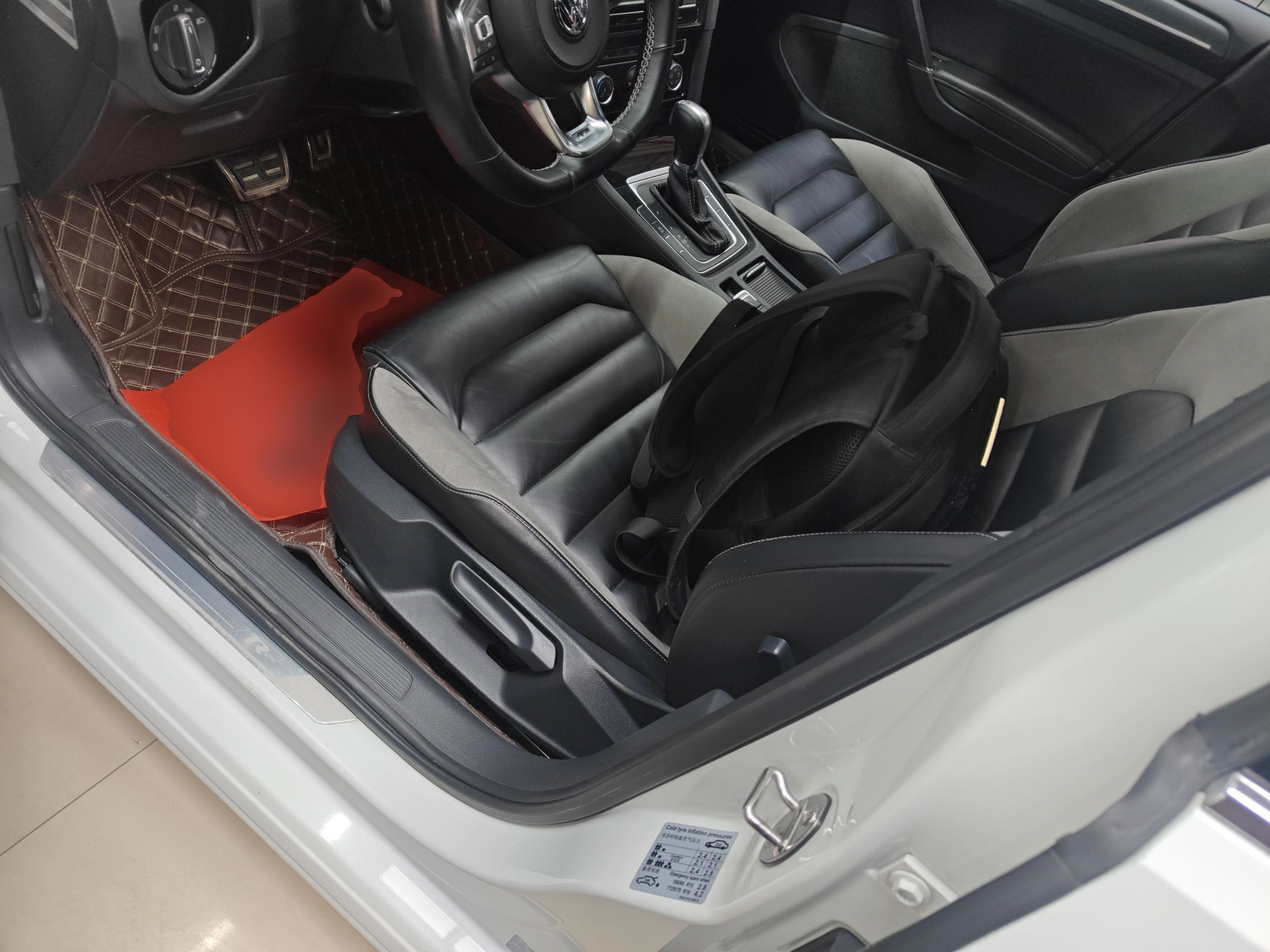 المقاعد الأمامية داخل السيارة