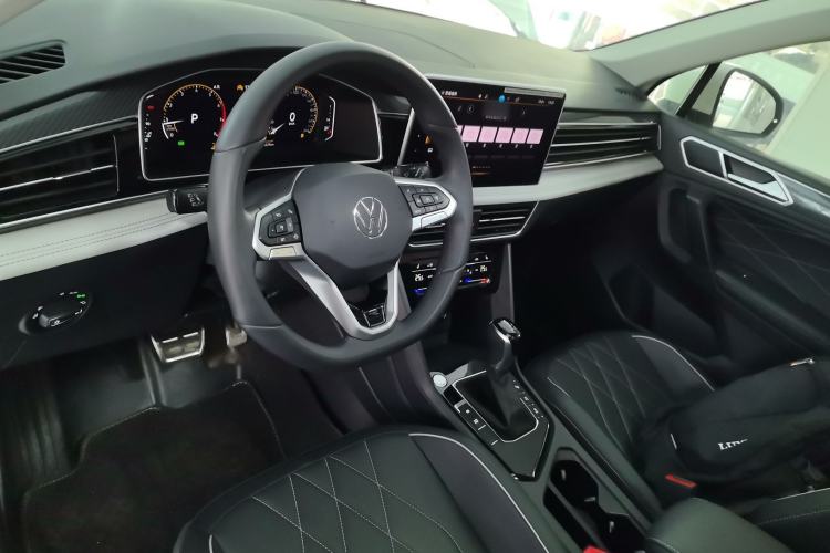 Used Volkswagen Tiguan L 2024 Outstanding Model 330TSI Automatic Two-Wheel Drive R-Line Dragon Glory Edition
