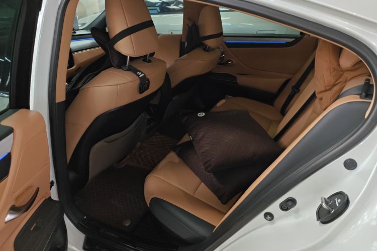 Used Lexus ES 2025 300h Deluxe Edition
