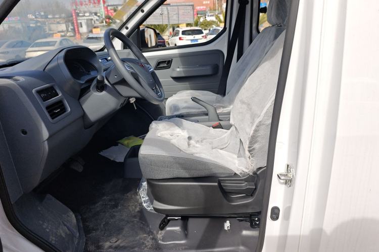 Used Wuling Yangguang 2024 300KM Comfort Version Passenger Van 75kW