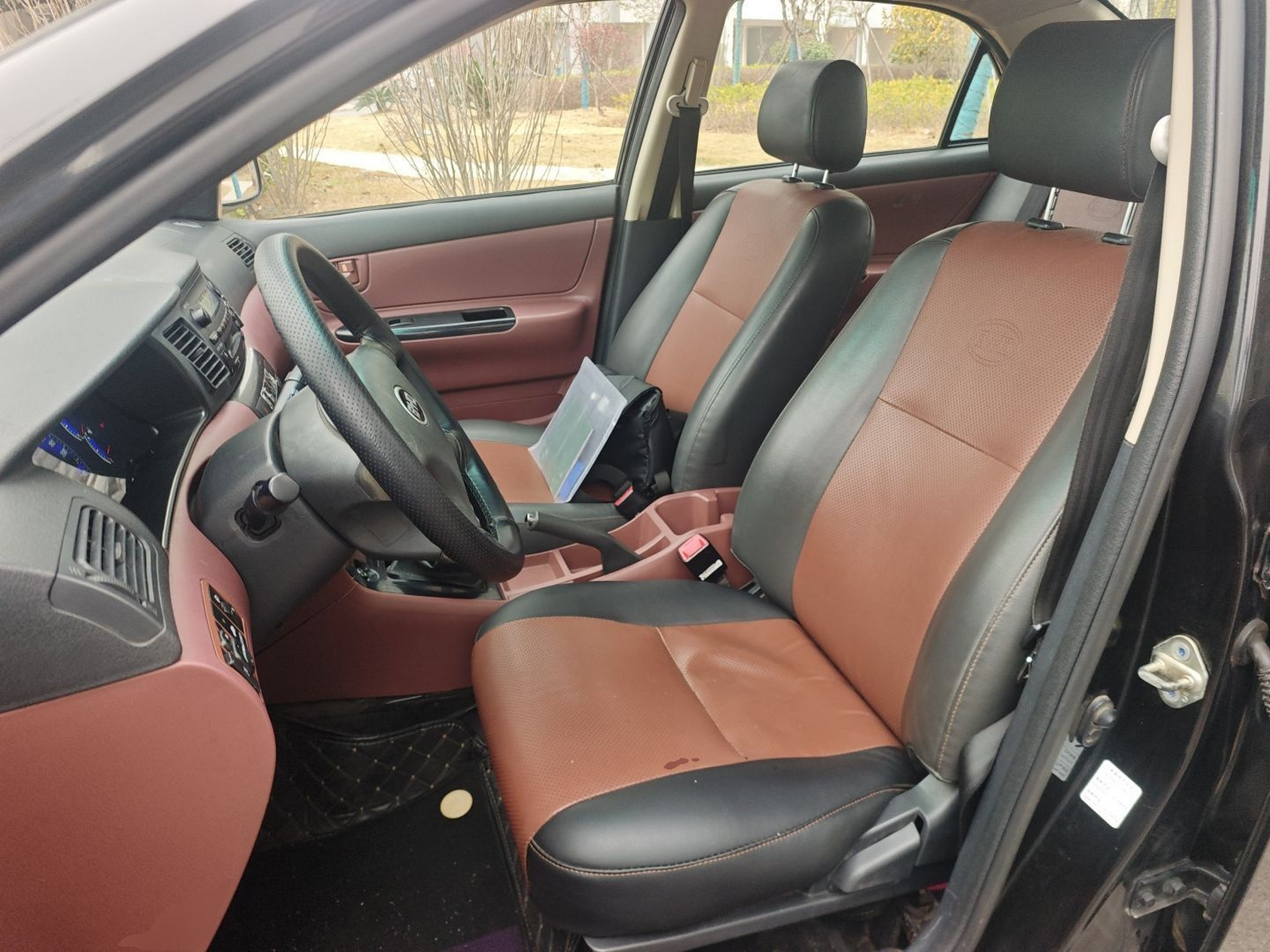 المقاعد الأمامية داخل السيارة