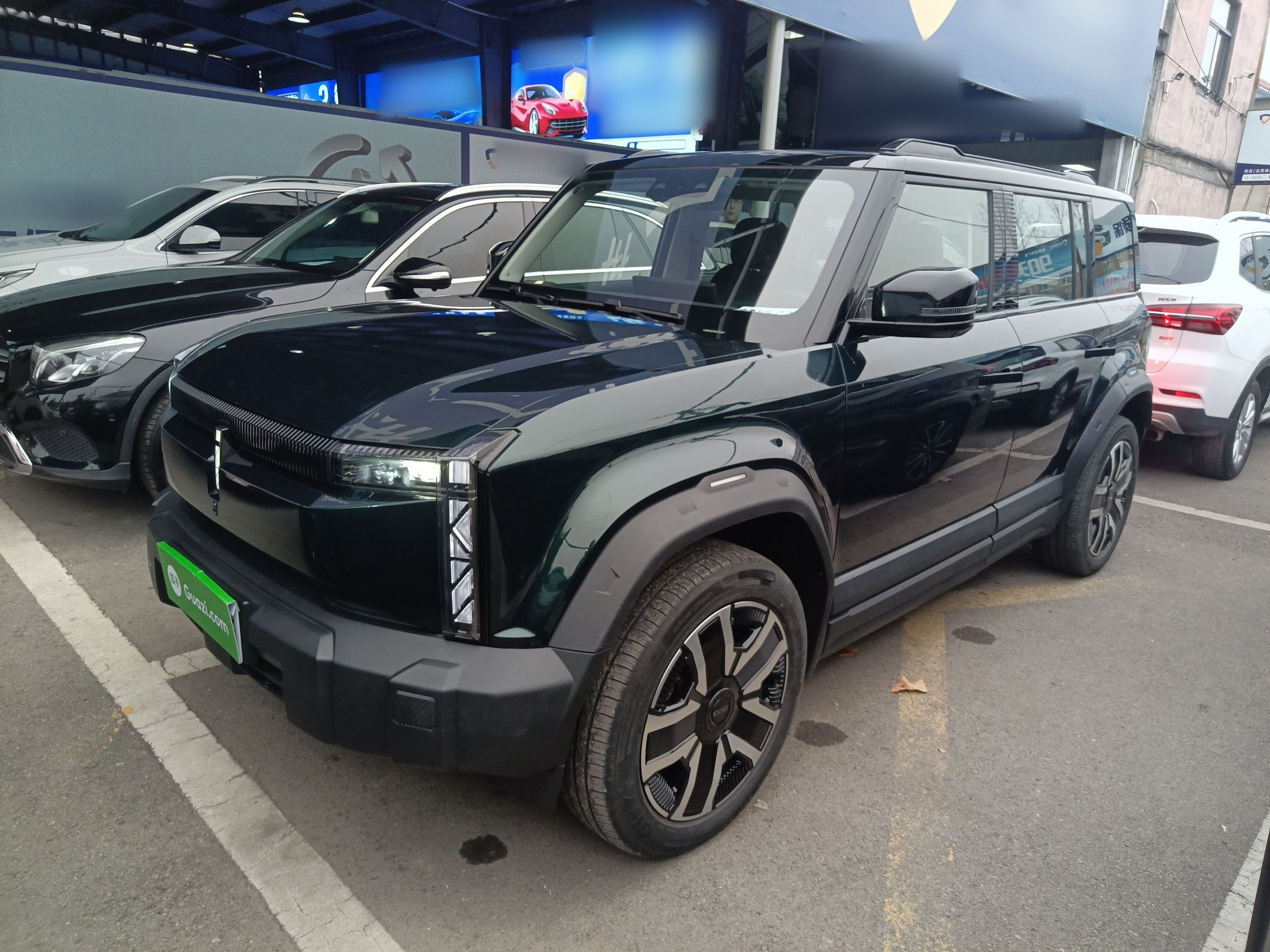 تحت مقدمة السيارة