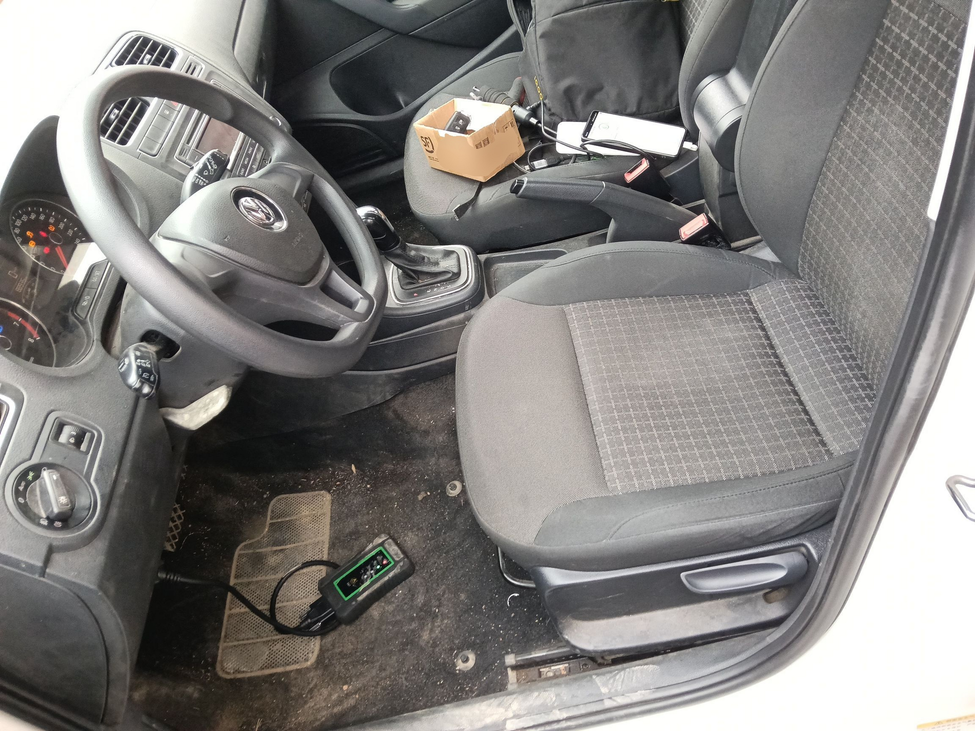 المقاعد الأمامية داخل السيارة