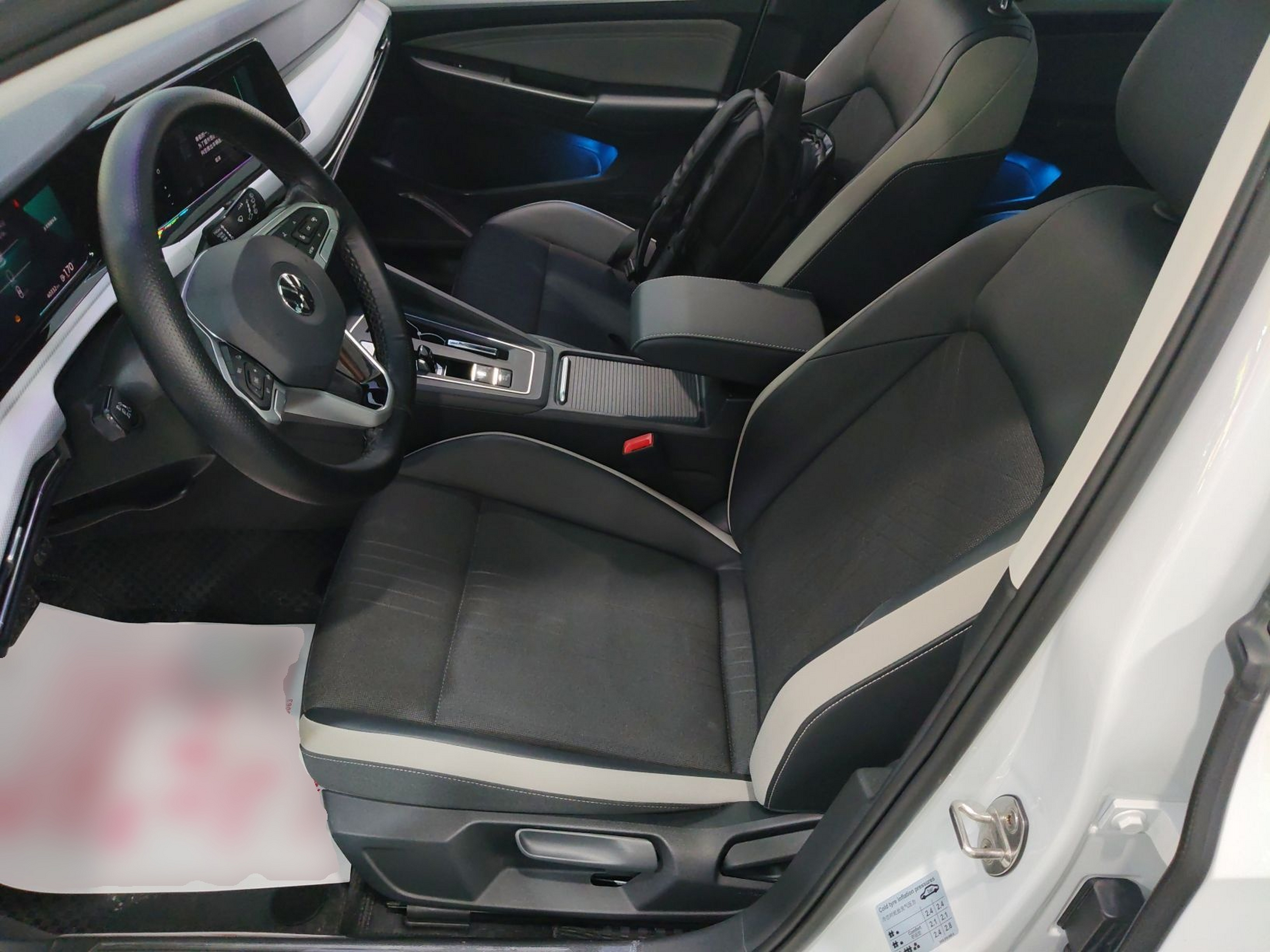 المقاعد الأمامية داخل السيارة