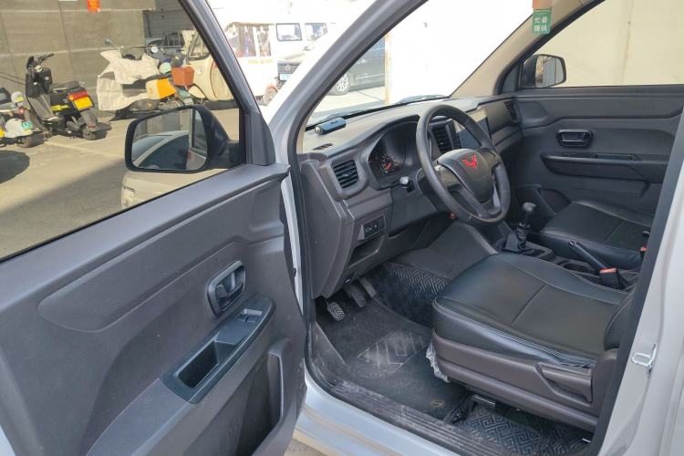 Used Wuling Hongguang V 2022 1.5L Jingqu Edition Enclosed-Window Vehicle with Electric Power Steering LAR
