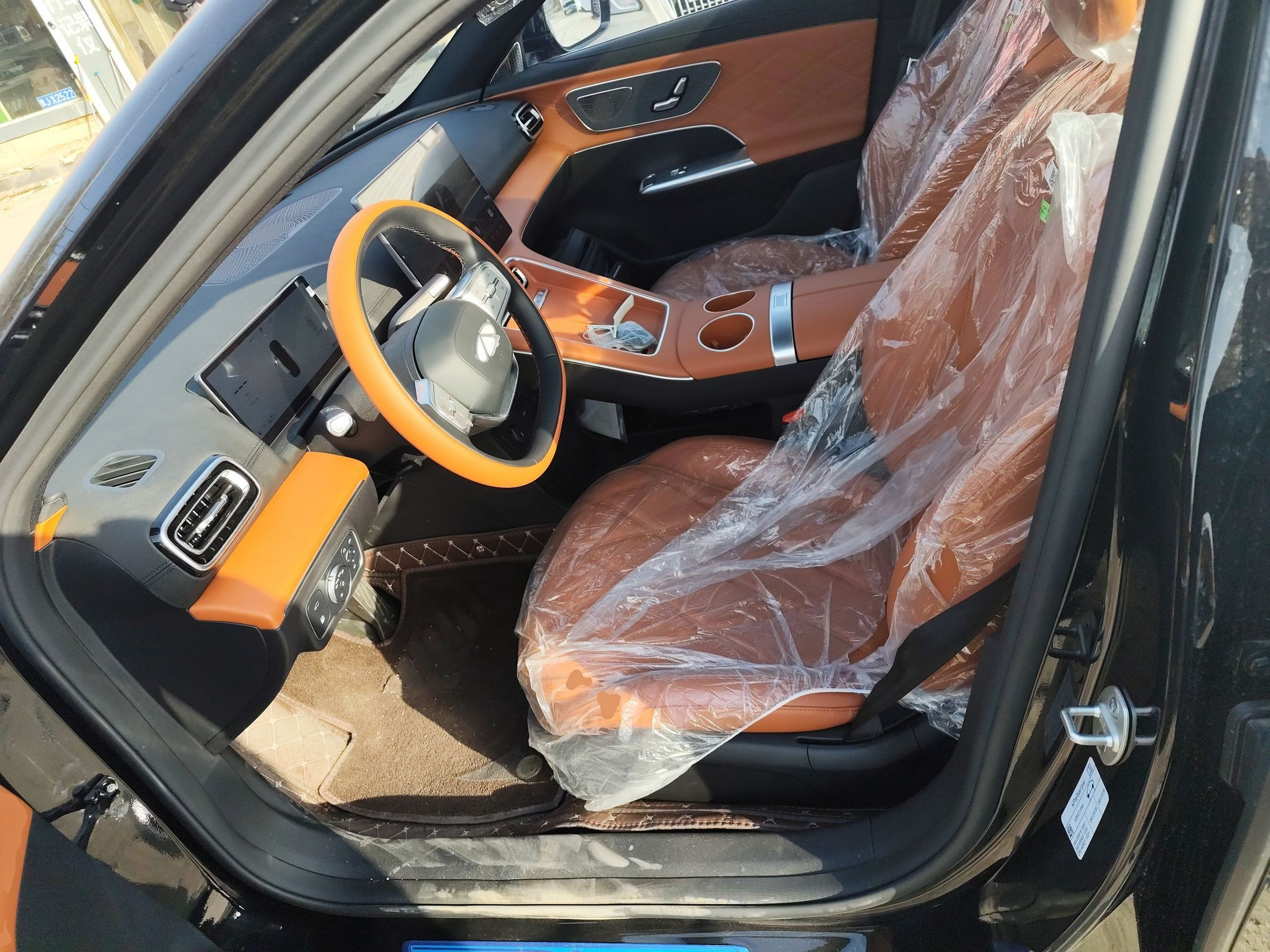 المقاعد الأمامية داخل السيارة