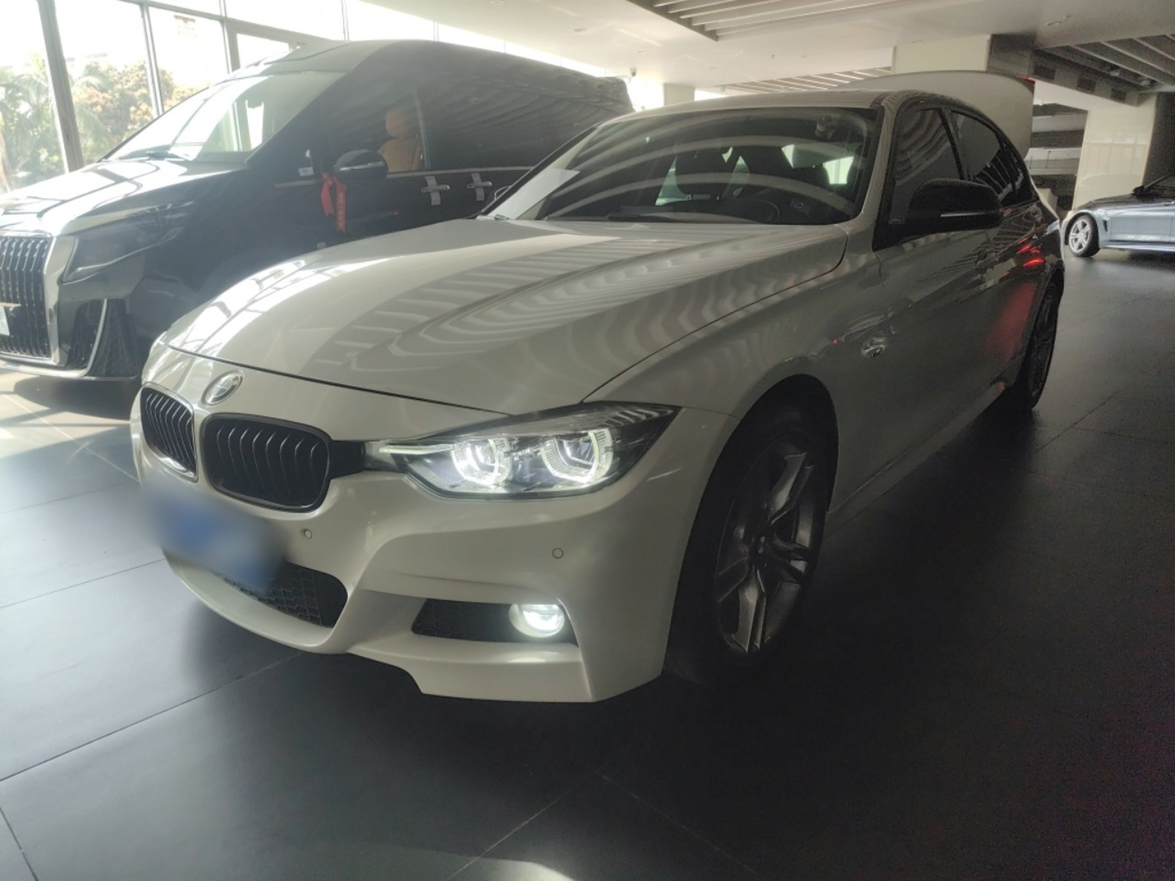 تحت مقدمة السيارة