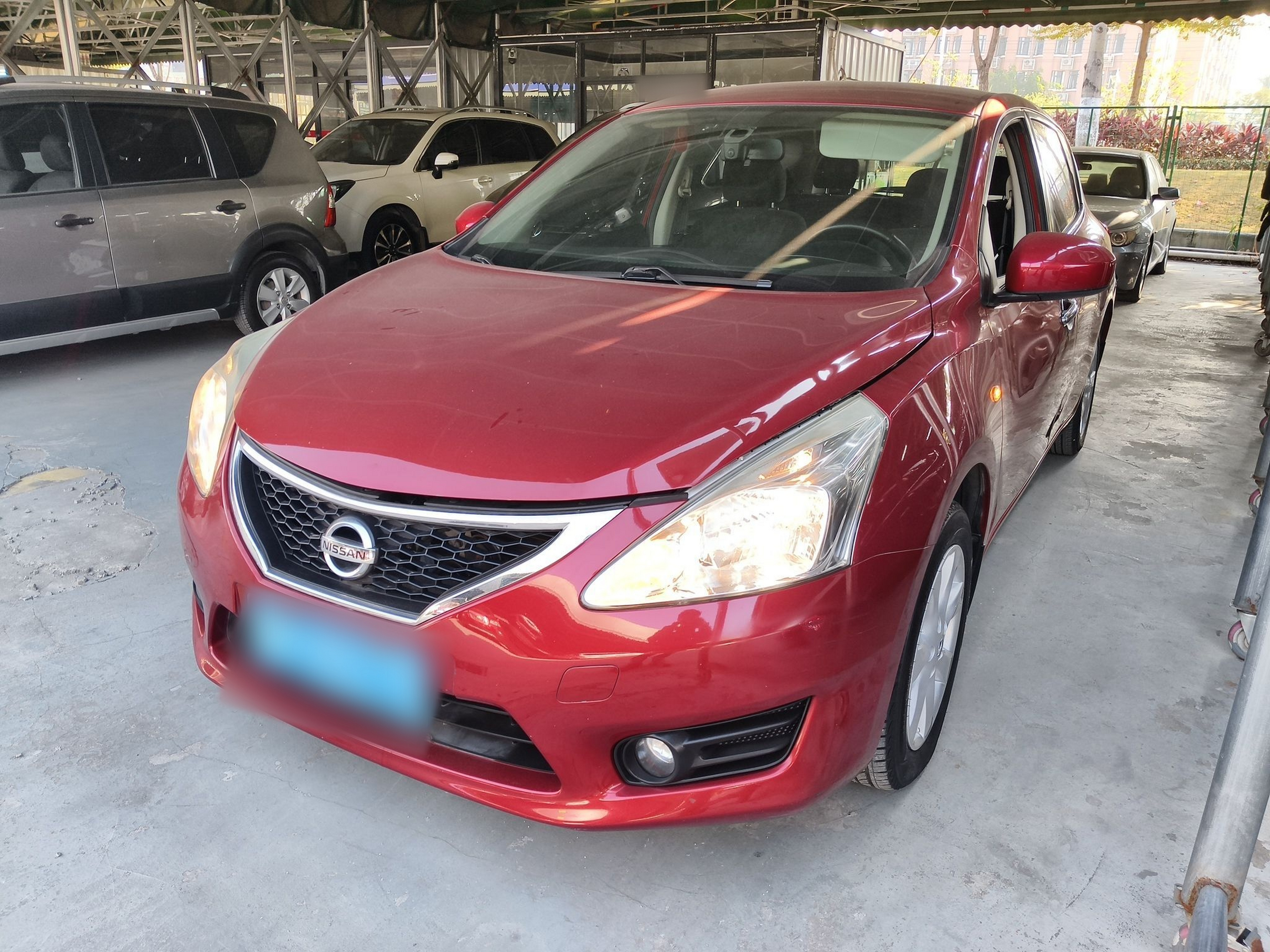 تحت مقدمة السيارة