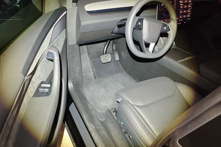 Used Tesla Model Y L 2025 Long-Range All-Wheel-Drive Version
