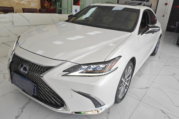 Used Lexus ES 2020 300h Deluxe Edition
