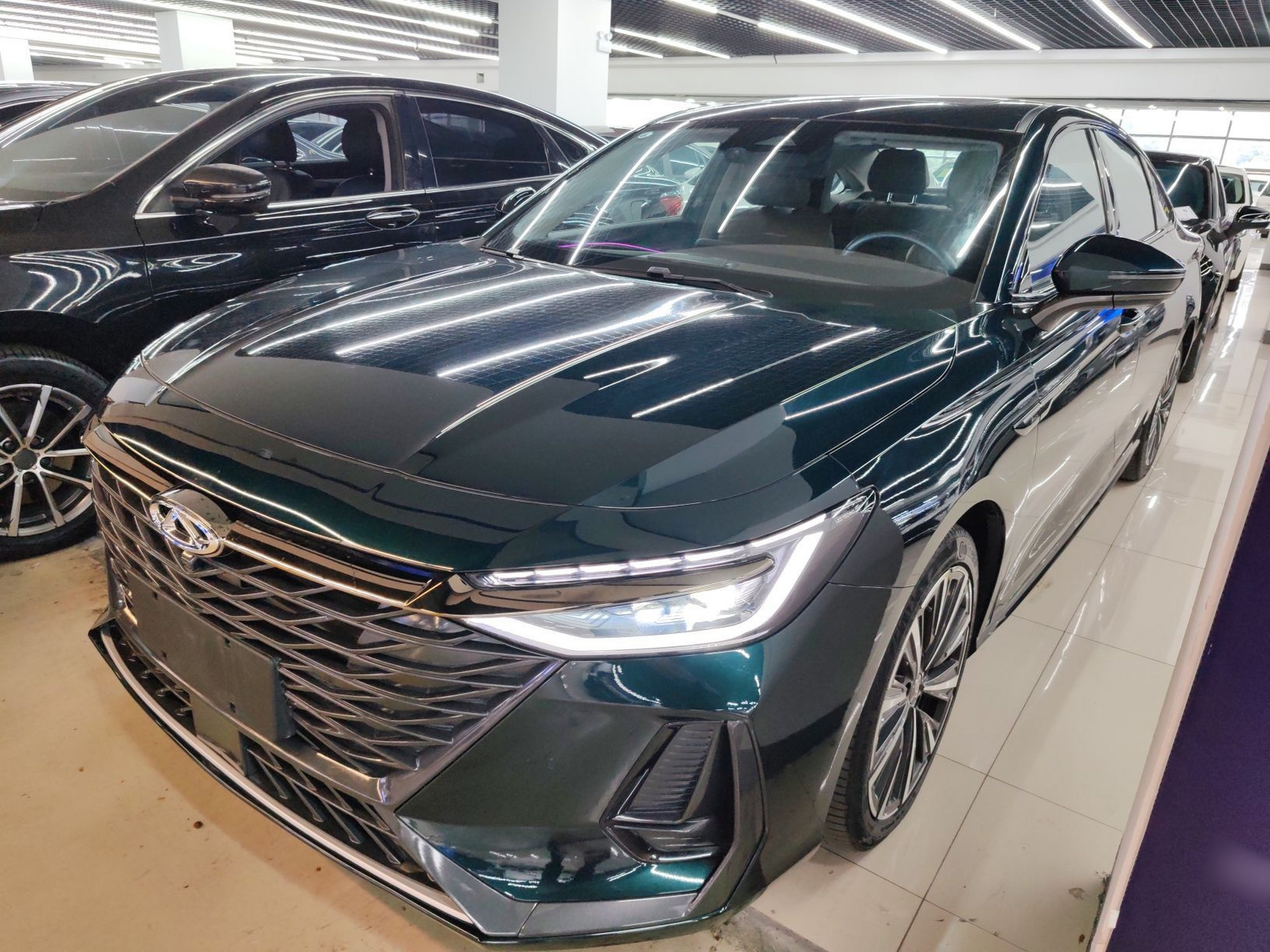 Под передней частью автомобиля