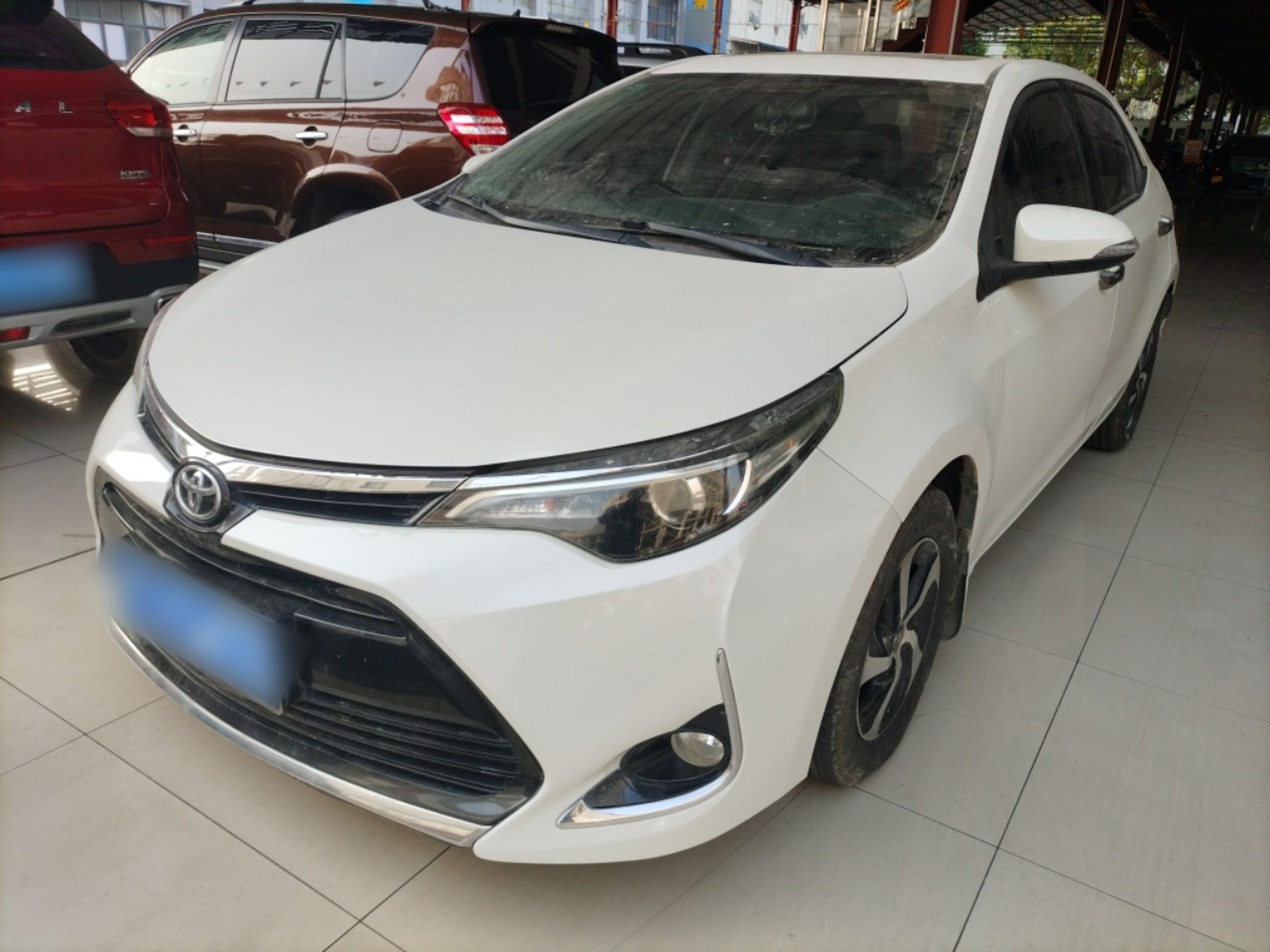 تحت مقدمة السيارة