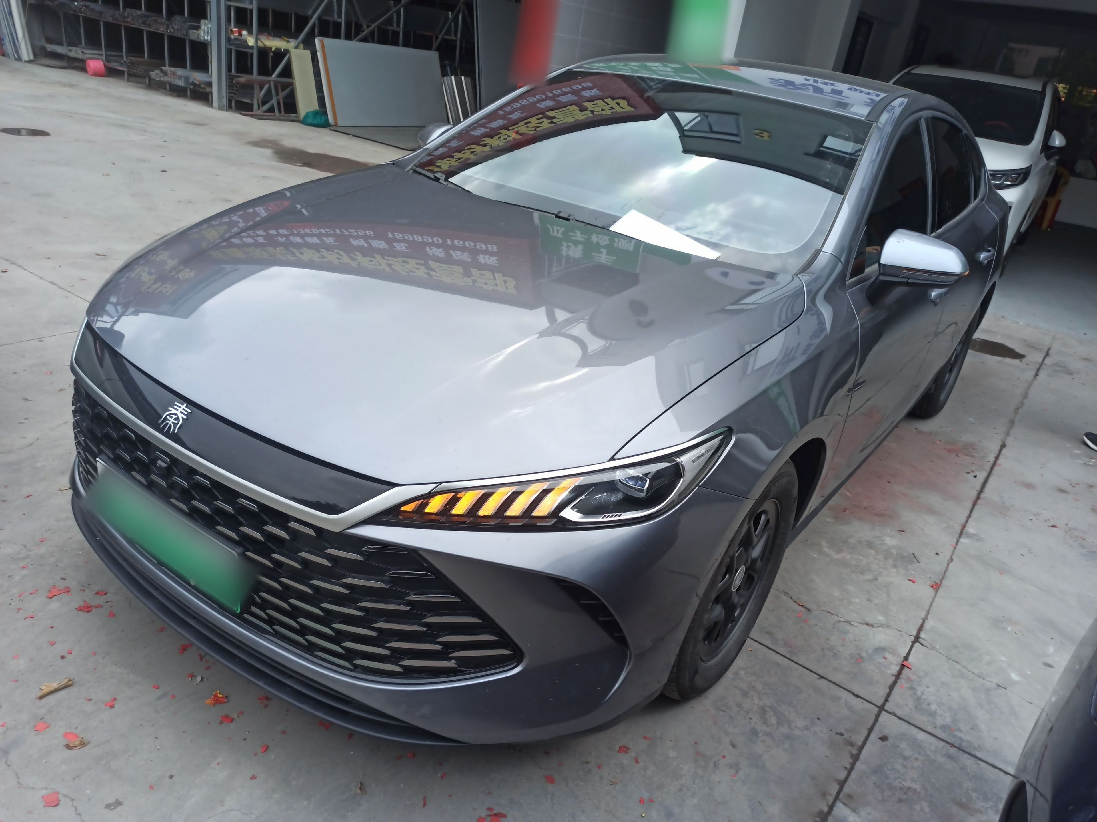 Под передней частью автомобиля