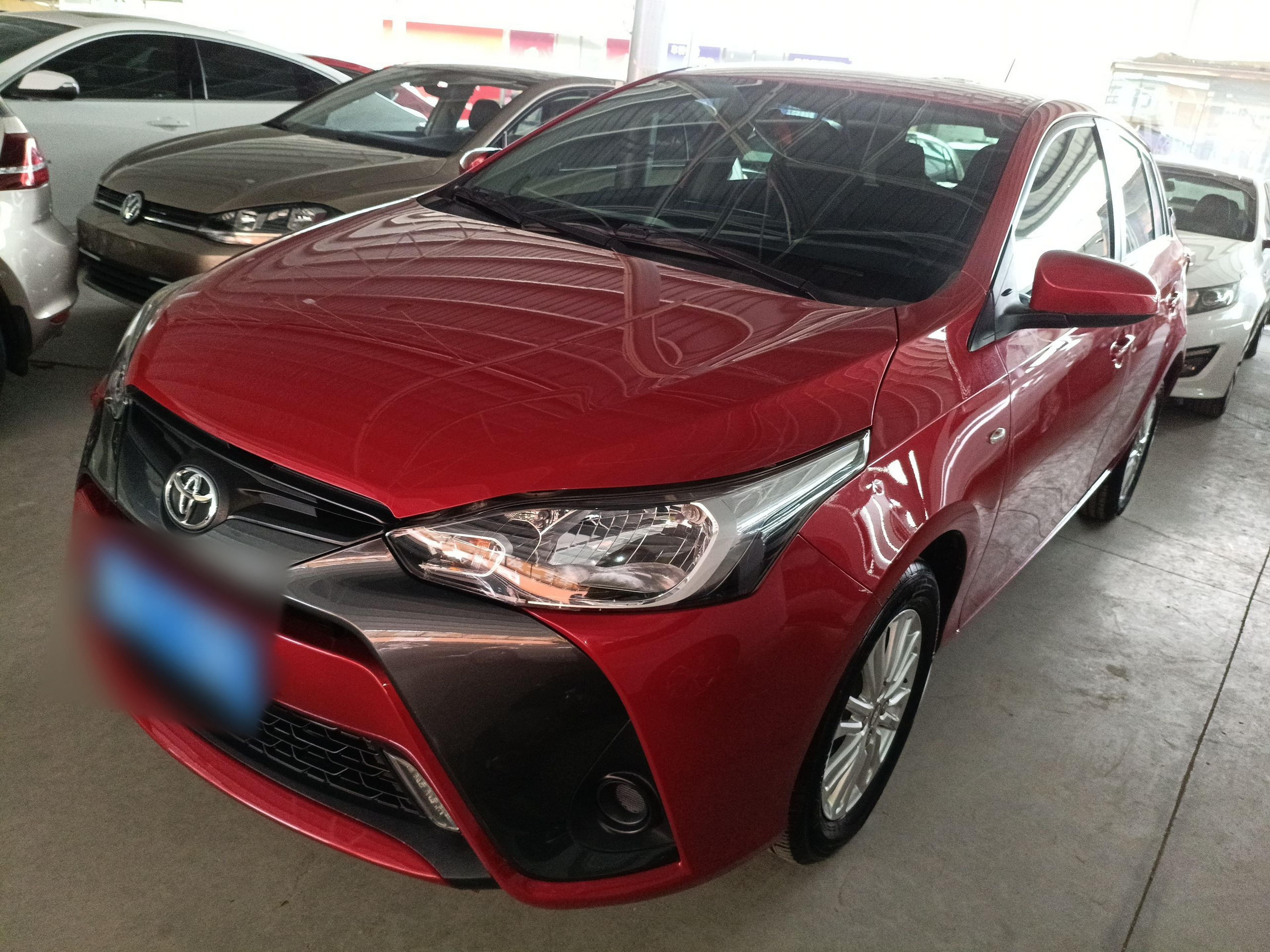 تحت مقدمة السيارة