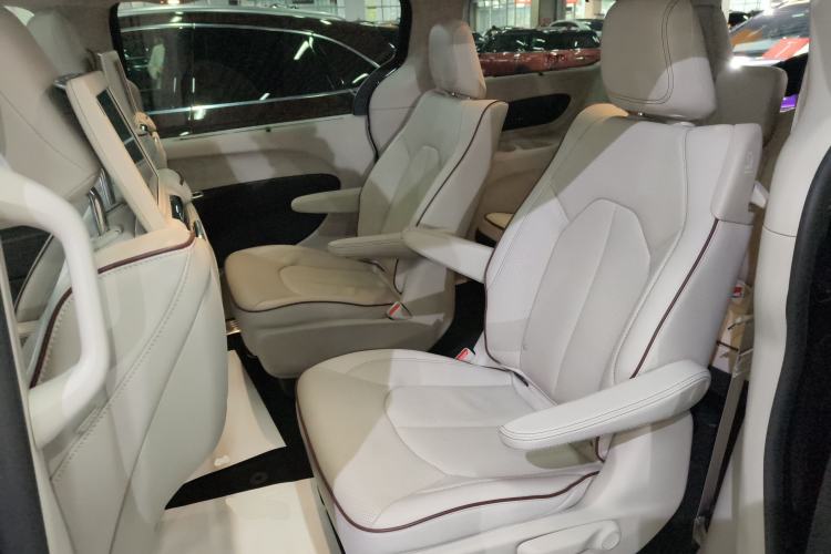 Used Chrysler Grand Voyager 2017 3.6L Premium Edition