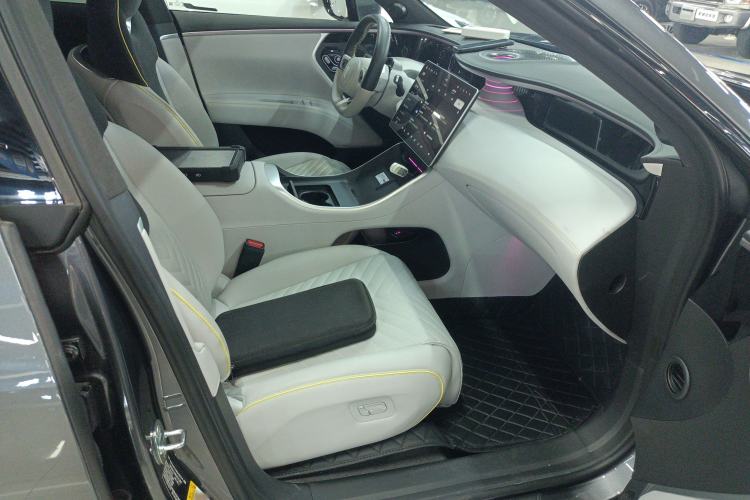 Used  11 2024 730 Luxury Edition with Three Lasers and Rear-Wheel Drive