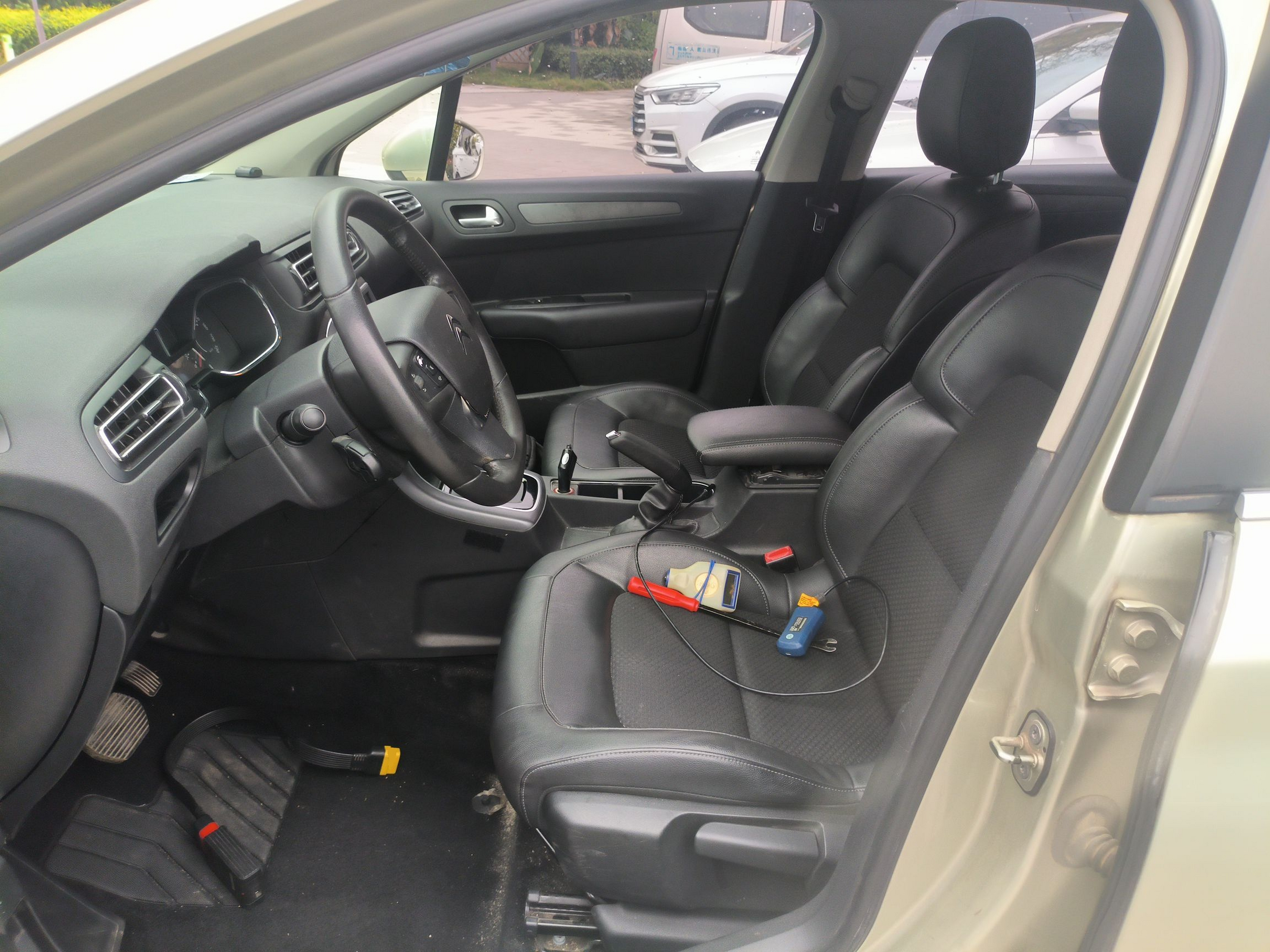 المقاعد الأمامية داخل السيارة