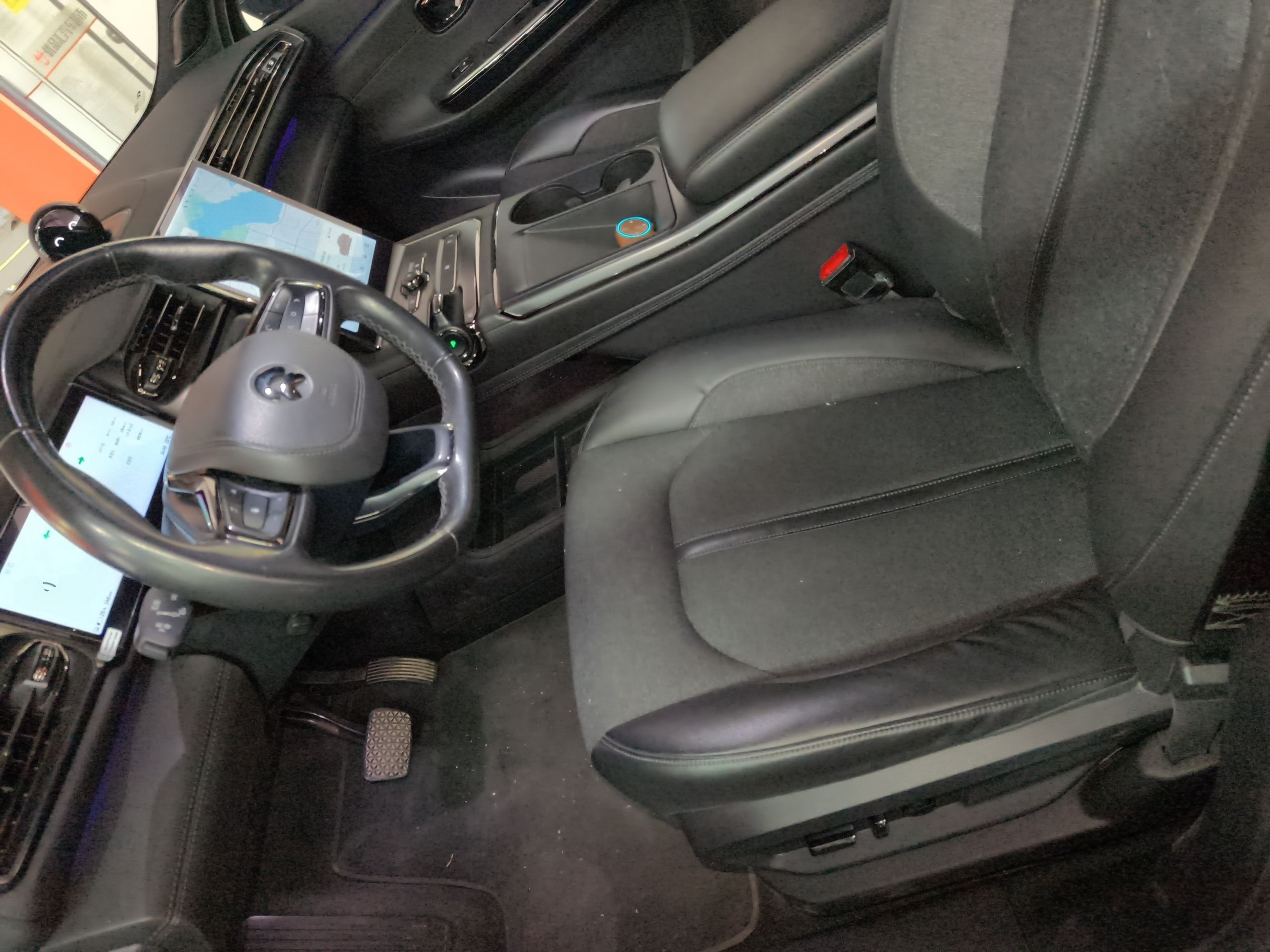 Переднее сиденье в автомобиле