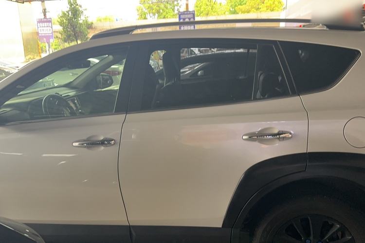 Used Toyota RAV4 2019 2.0L CVT Two-Wheel Drive Fashion X Limited Edition China VI Standard
