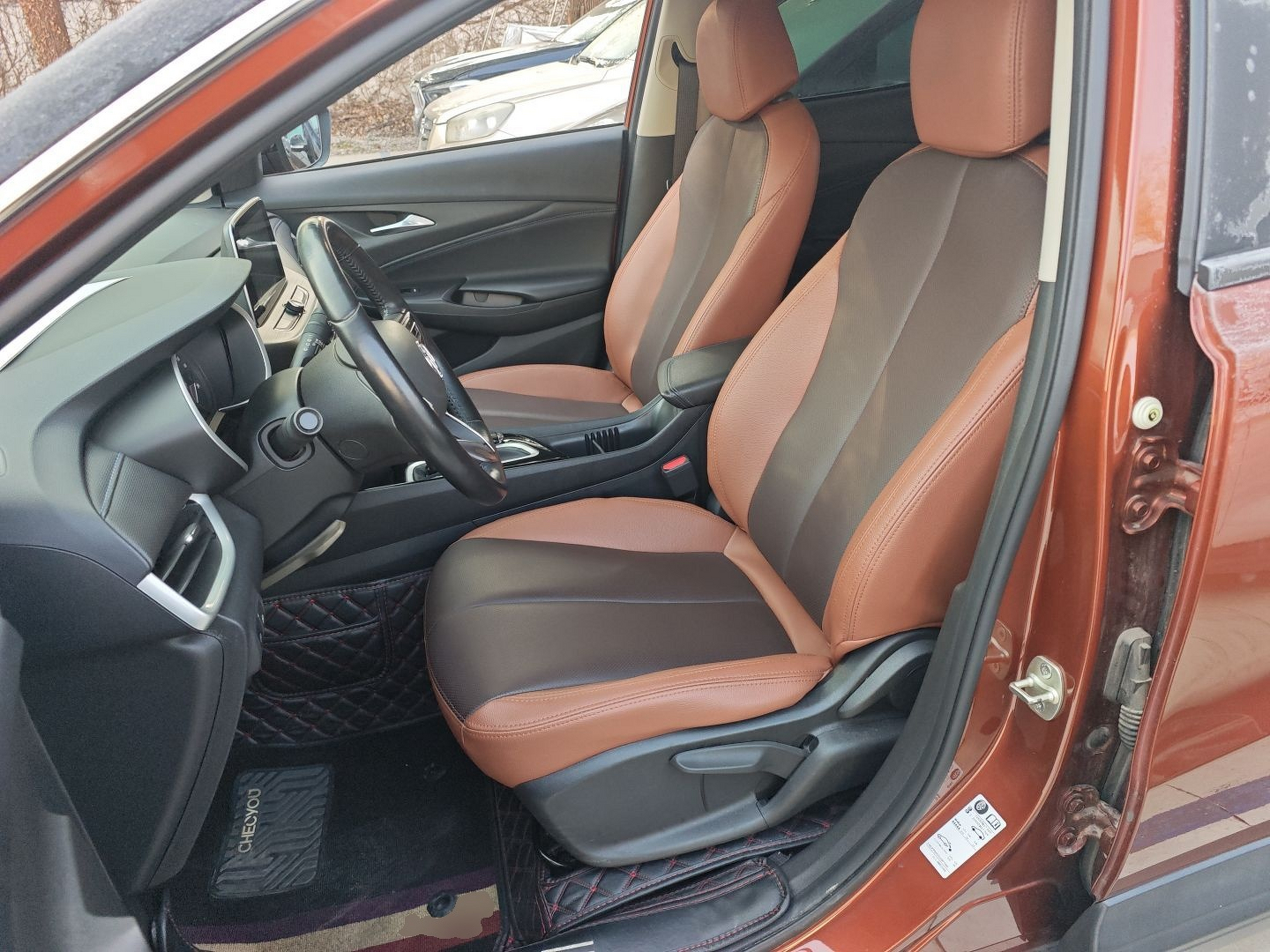 المقاعد الأمامية داخل السيارة