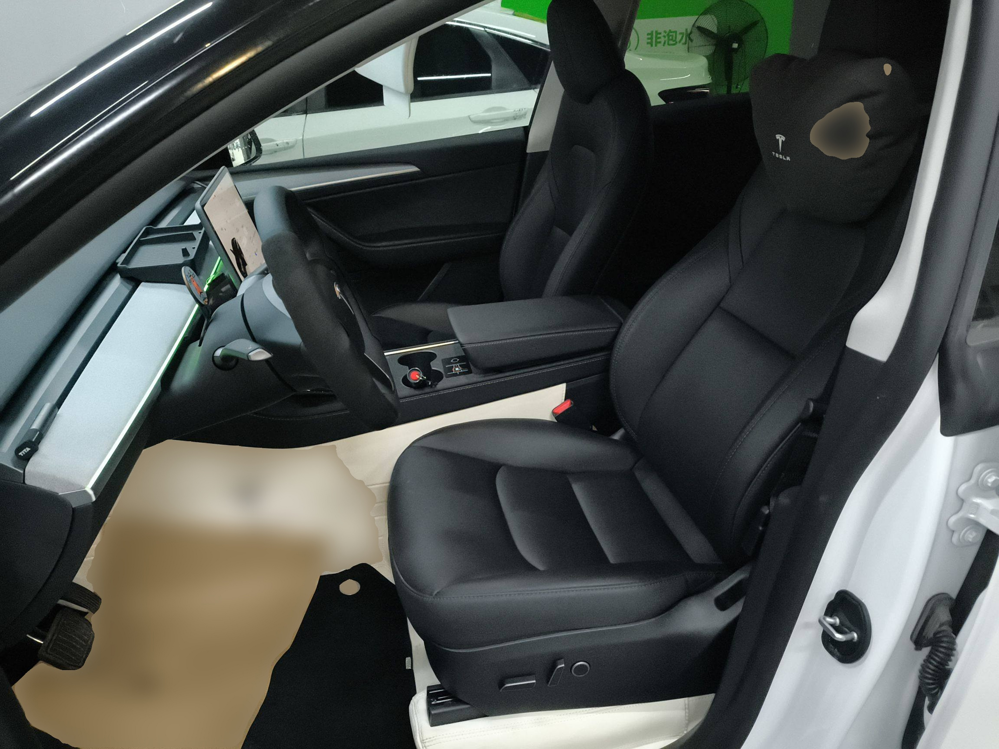 المقاعد الأمامية داخل السيارة