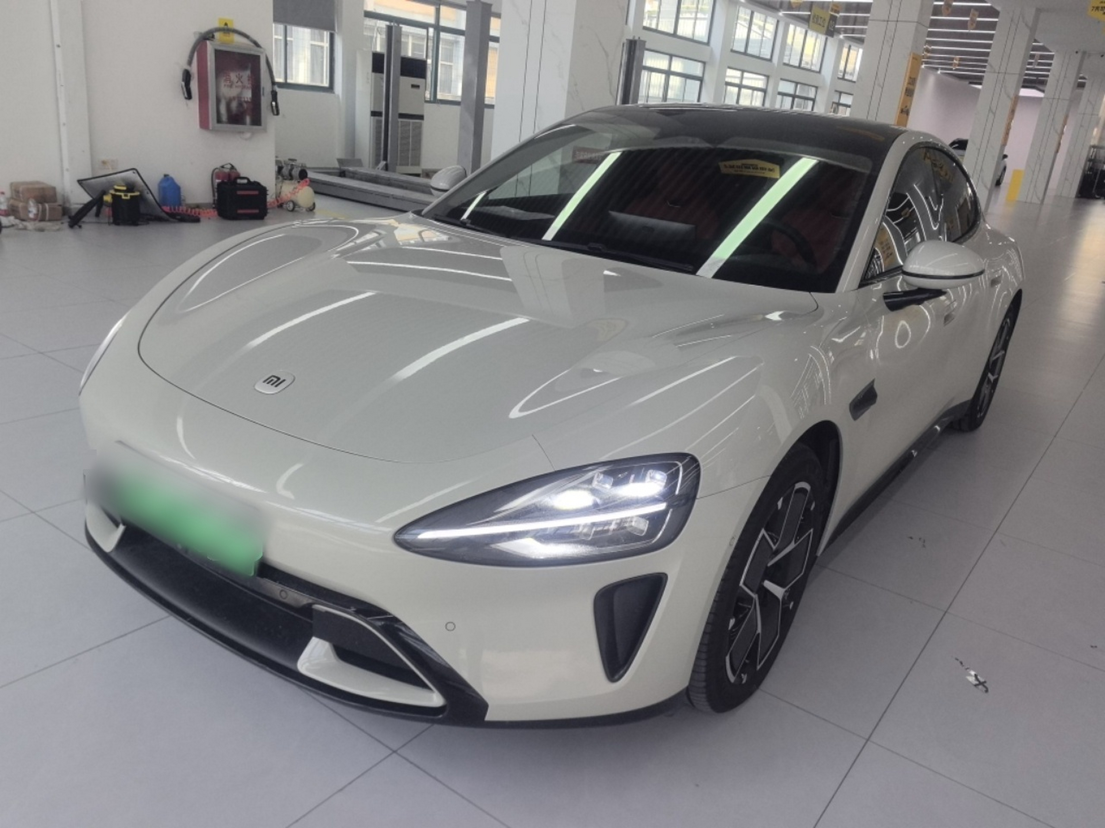 تحت مقدمة السيارة