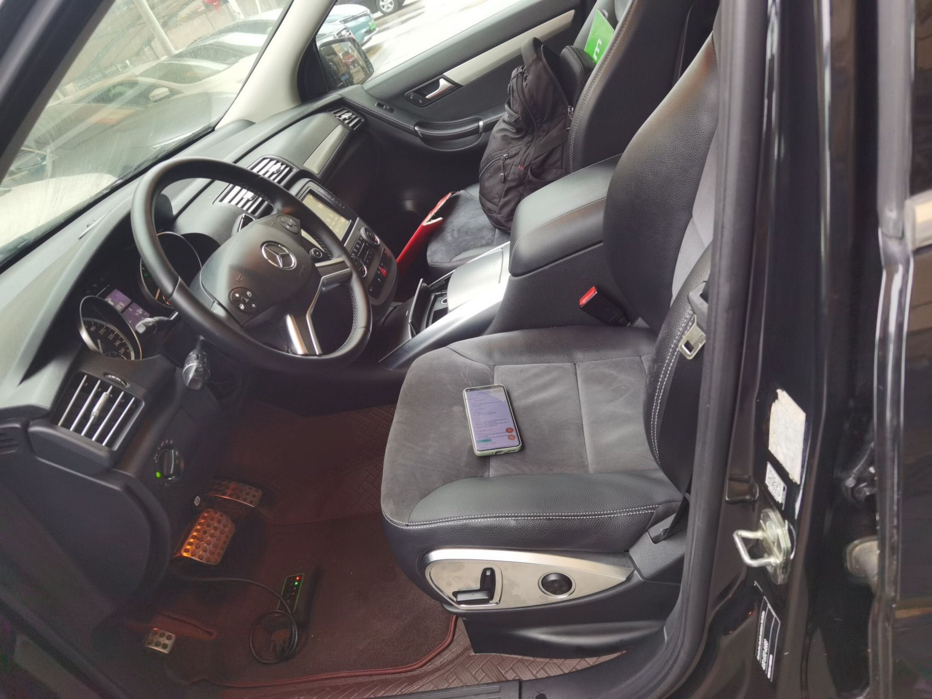 Переднее сиденье в автомобиле