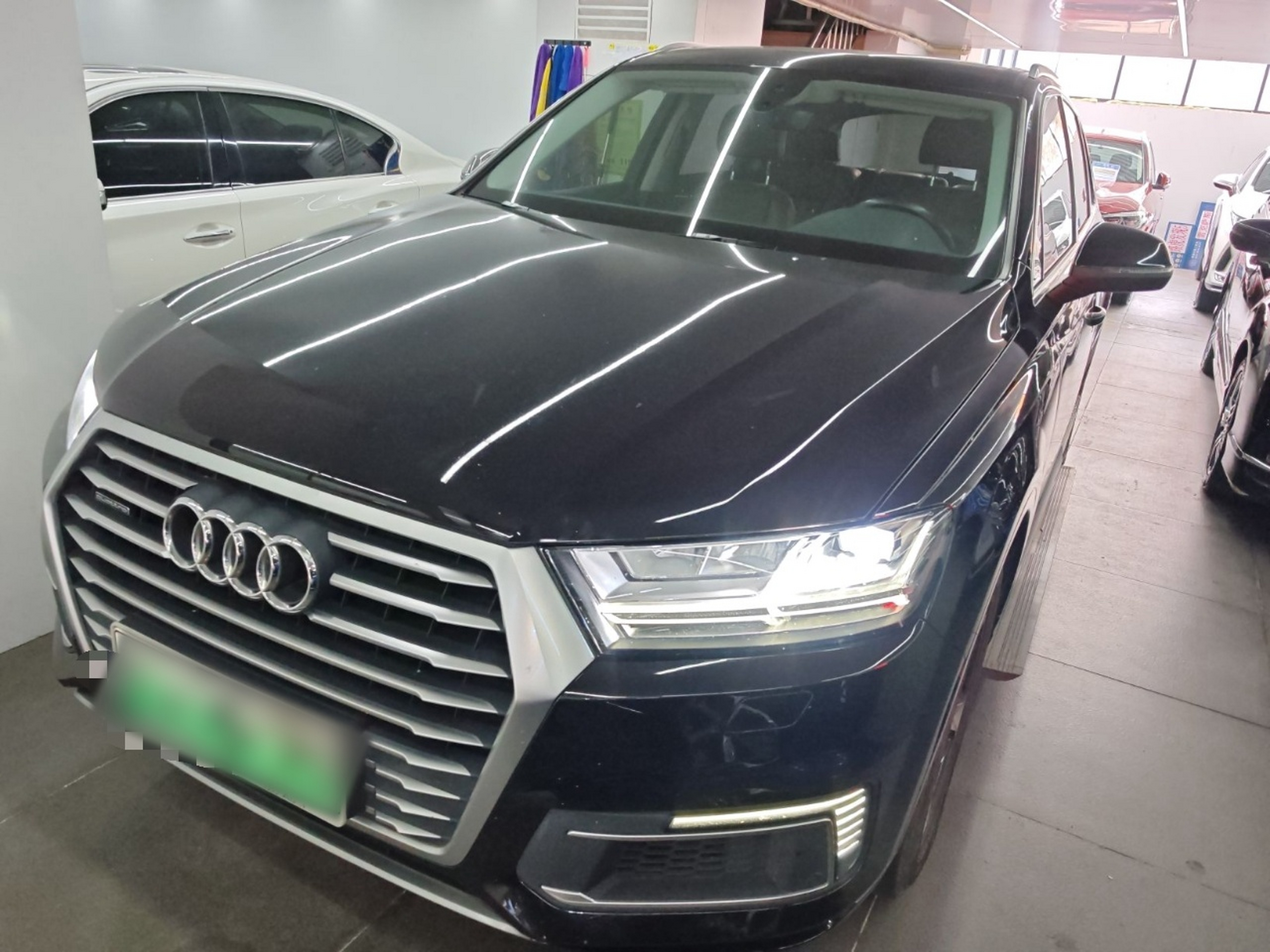 تحت مقدمة السيارة