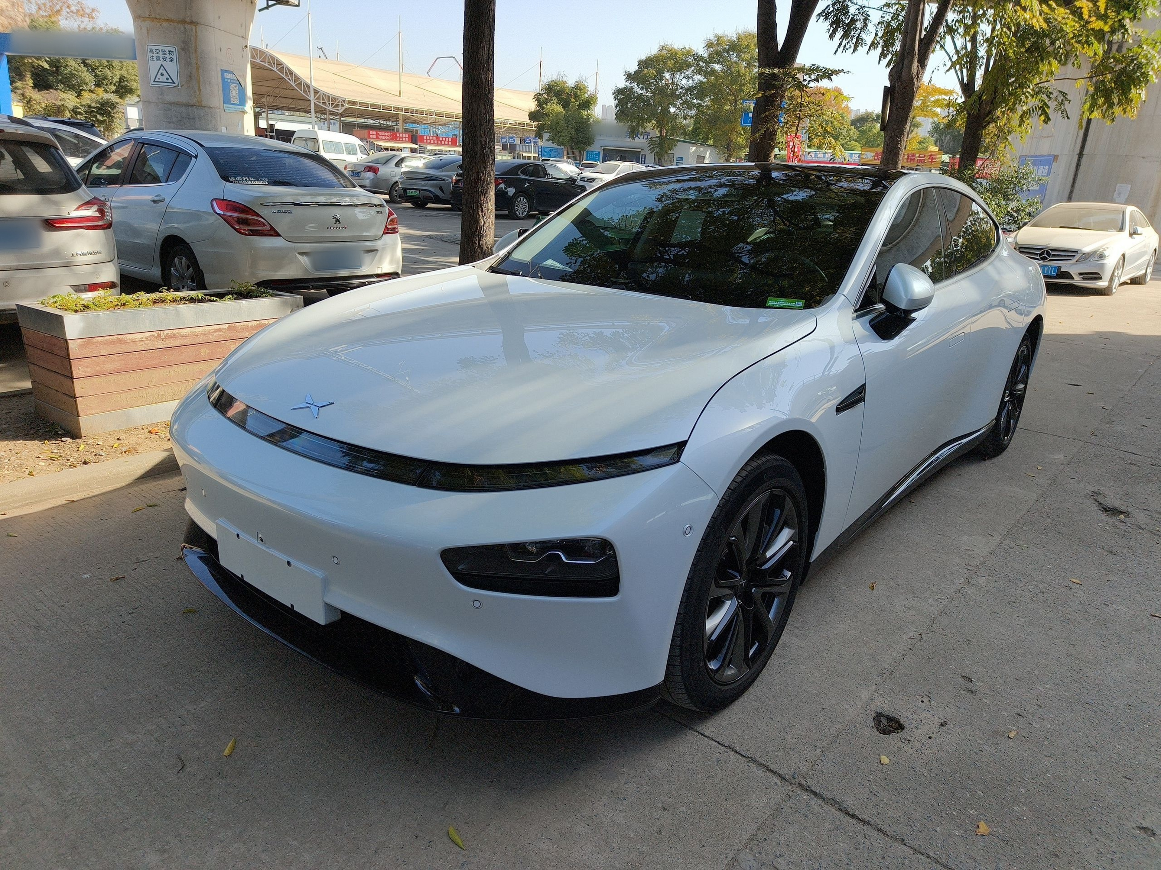 Под передней частью автомобиля