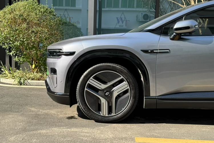 Used  E07 2025 All-Electric 4x4 90kWh Ultra High-Performance Edition
