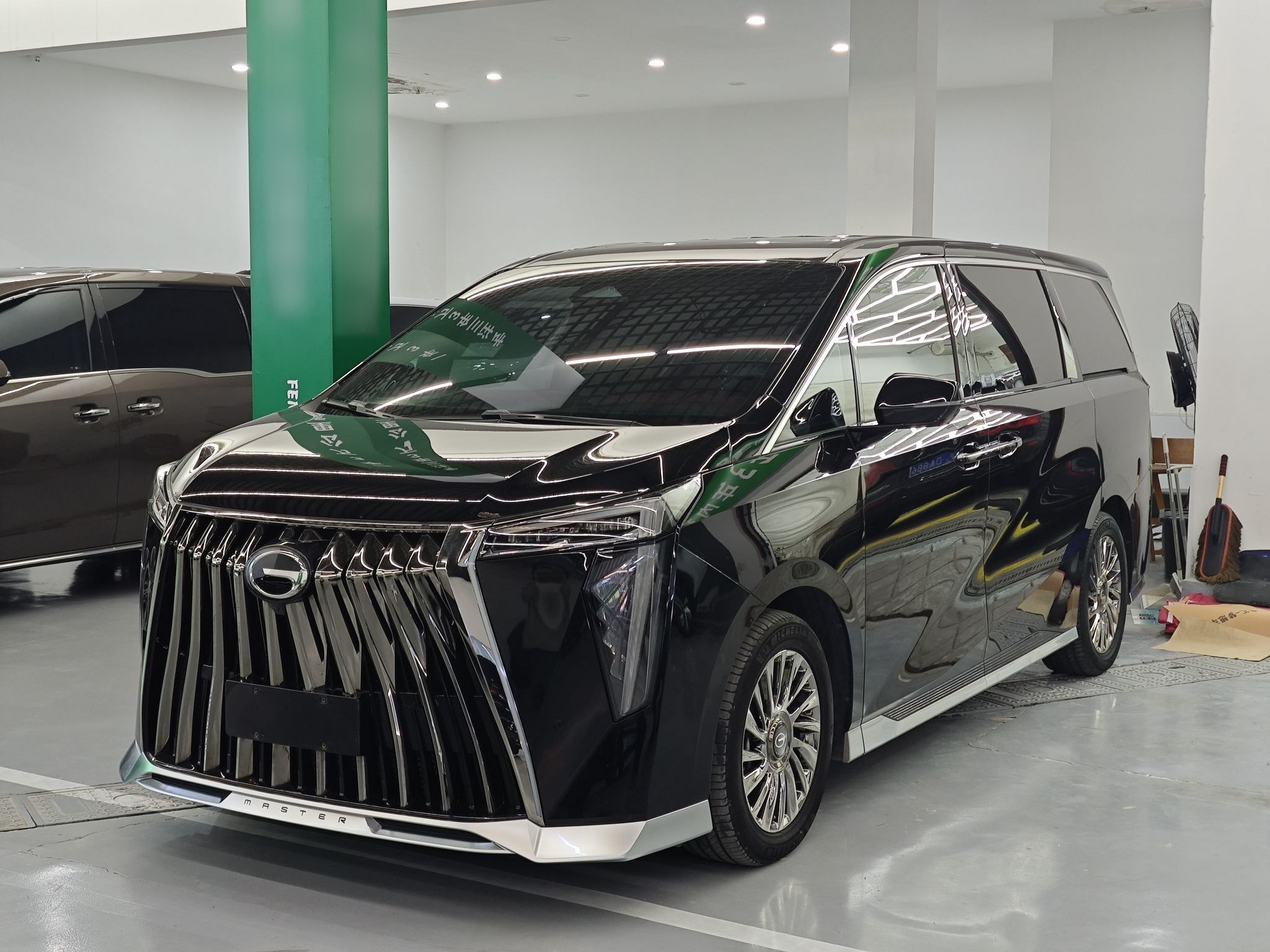 Под передней частью автомобиля