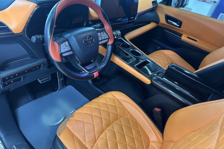 Used Toyota Sienna 2023 2.5L Hybrid Deluxe Edition