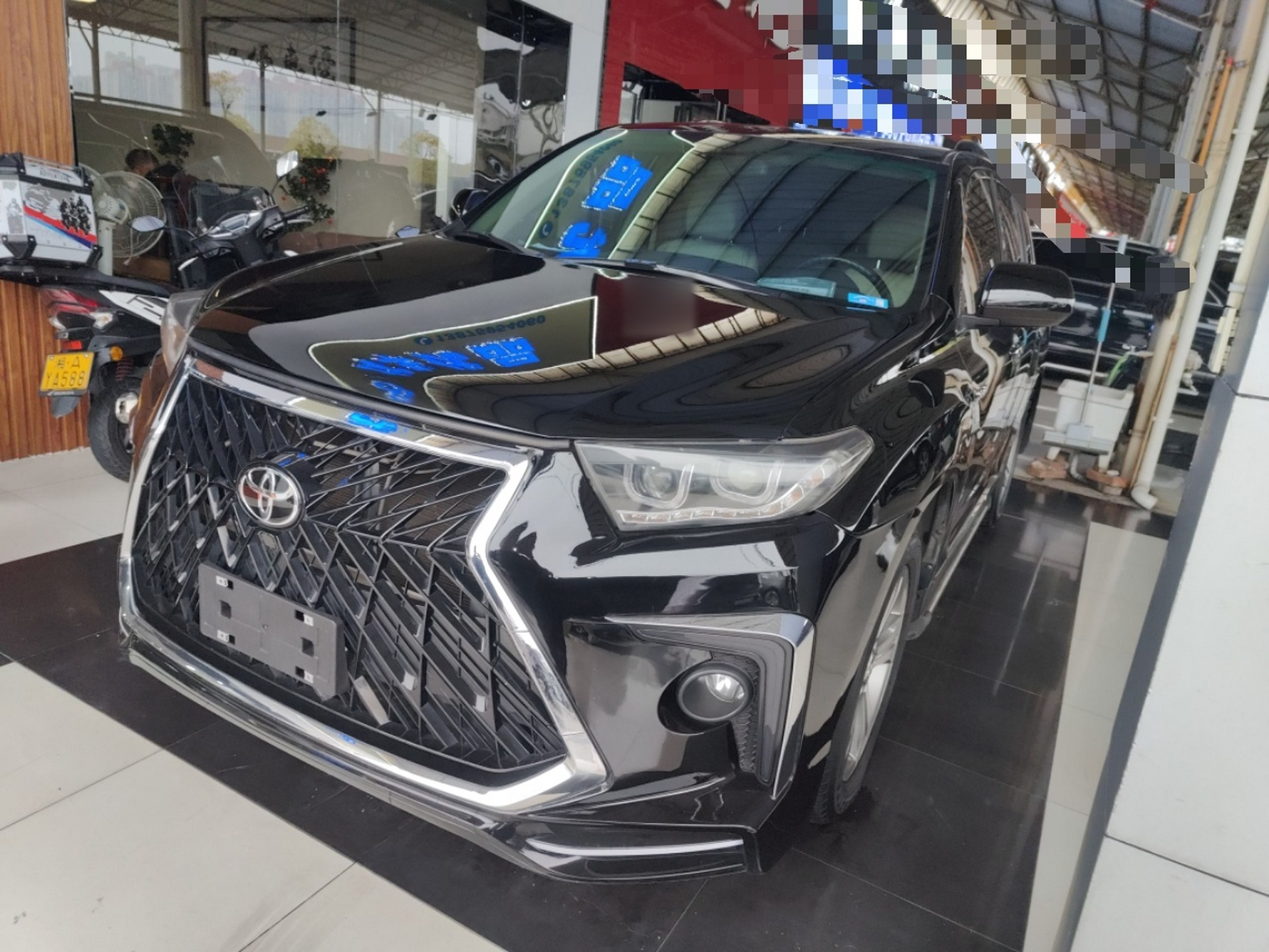 Под передней частью автомобиля