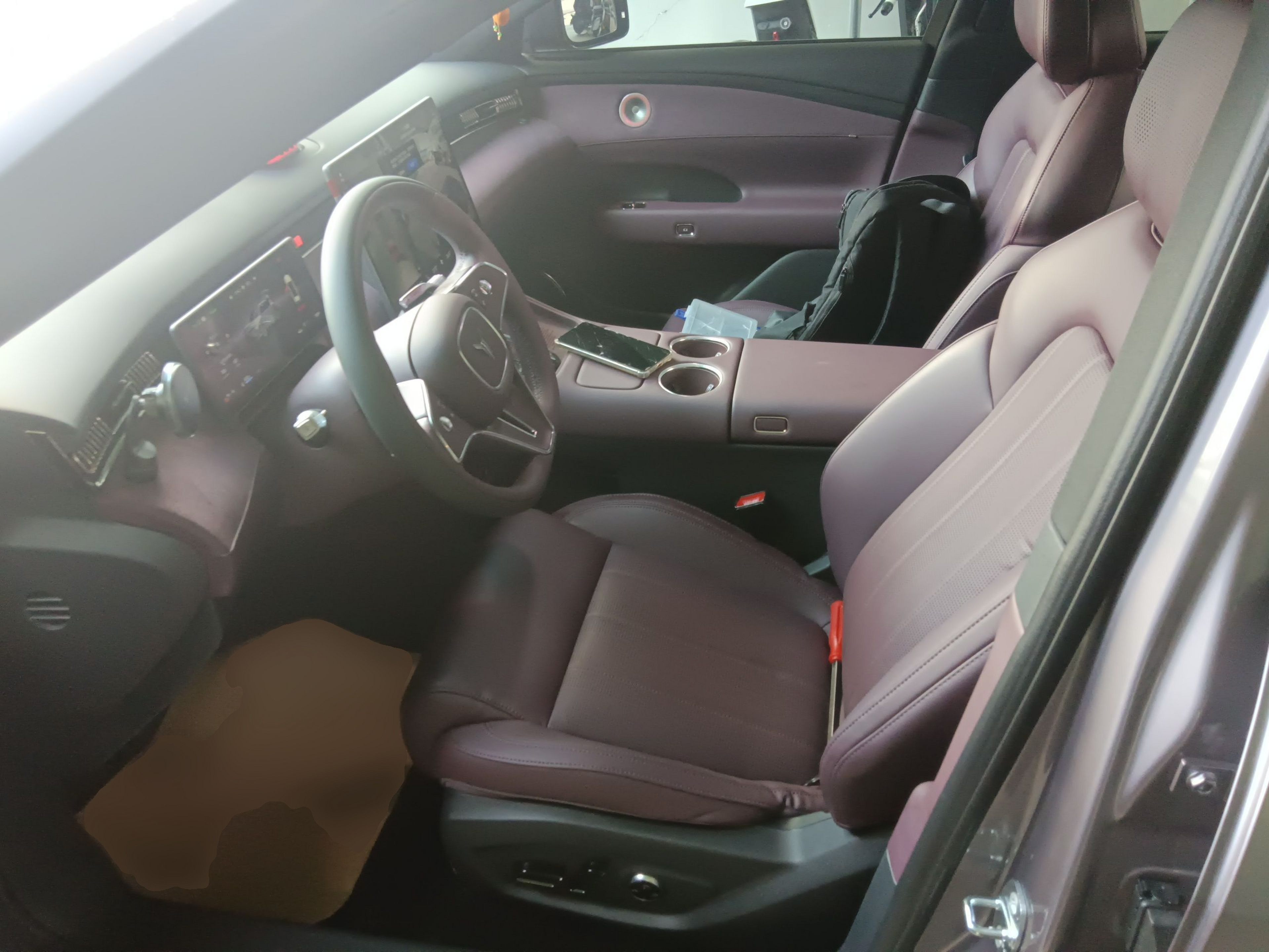 المقاعد الأمامية داخل السيارة