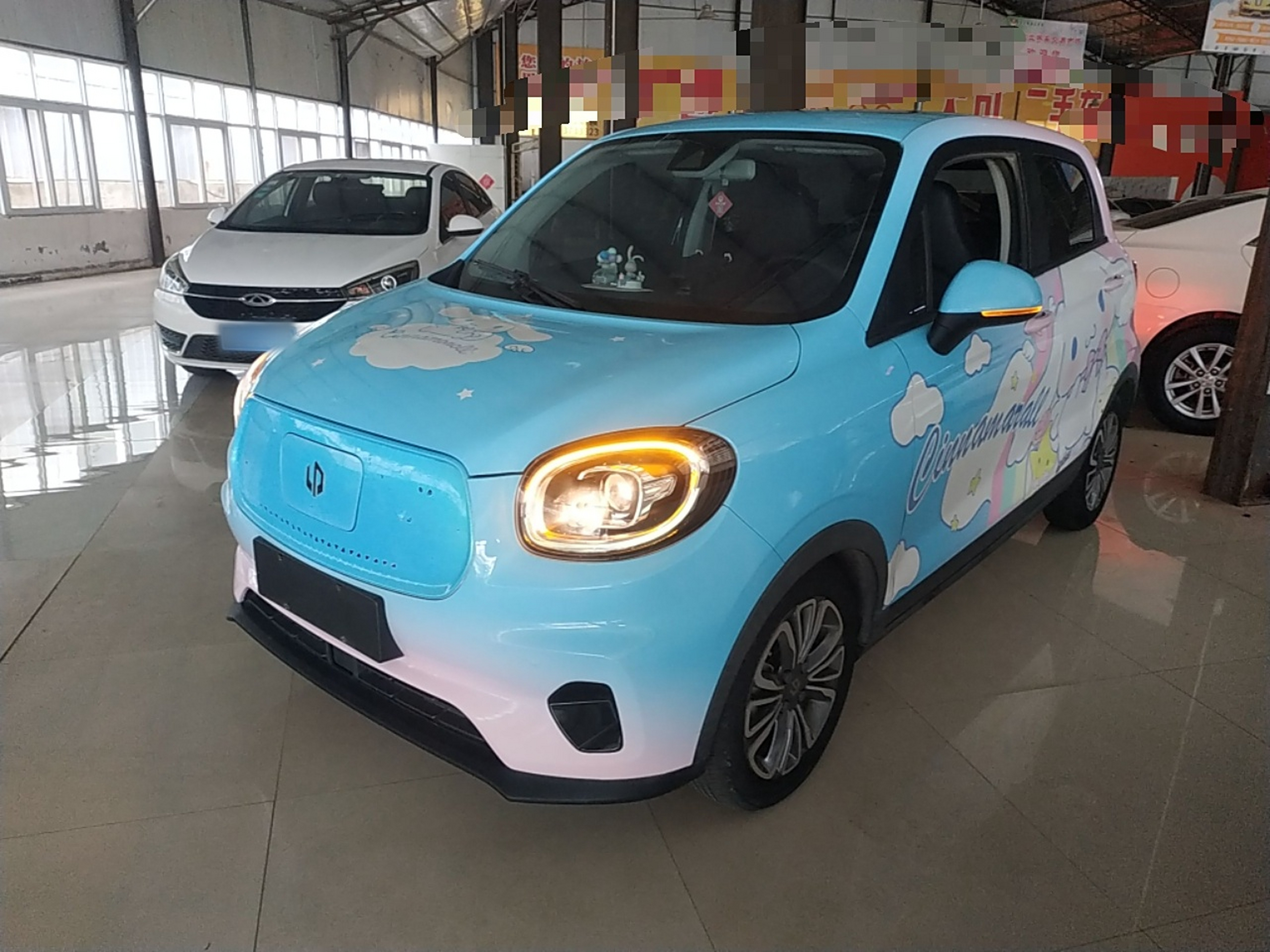 تحت مقدمة السيارة