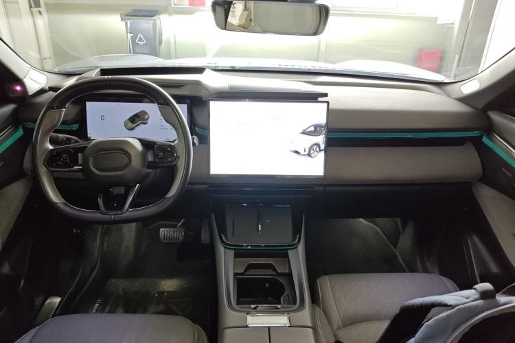 Used Lynk & Co 08 EM-P 2025 220 km All-Wheel-Drive Performance Halo
