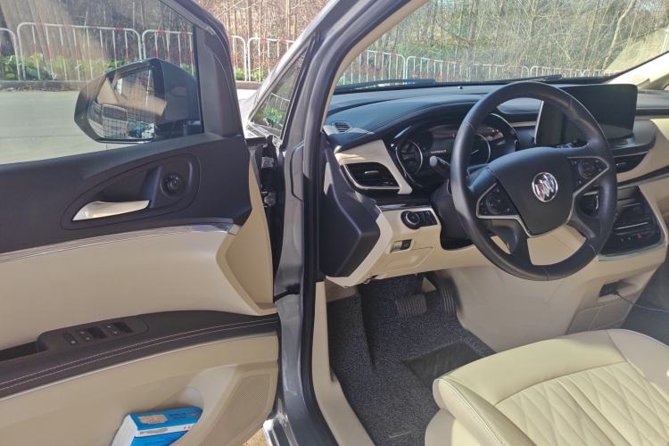 Used Buick GL8 2023 Facelifted Land Cruiser Executive Luxury Version
