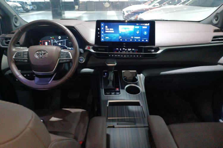 Used Toyota Sienna 2023 2.5L Hybrid Platinum Edition