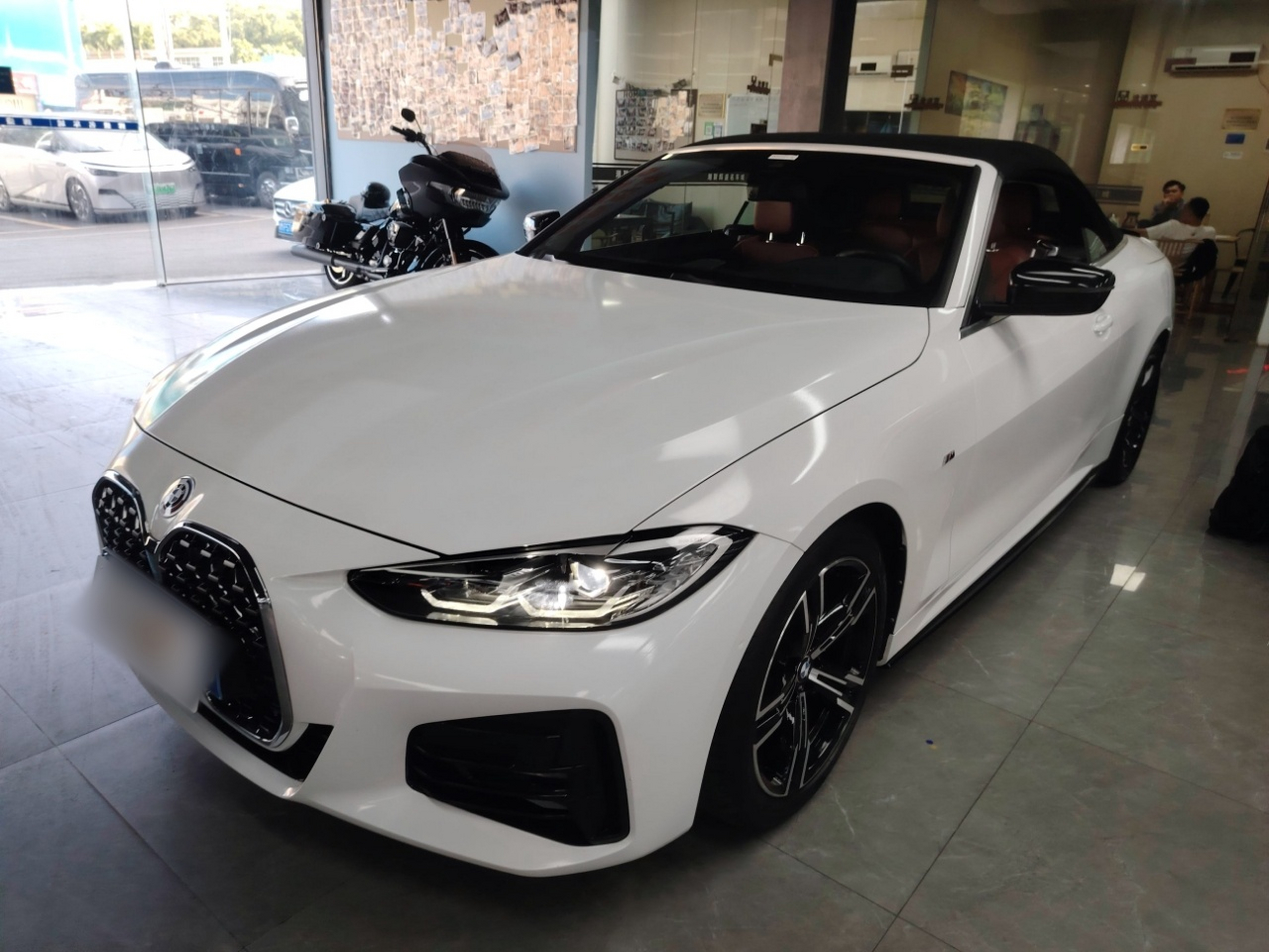 تحت مقدمة السيارة