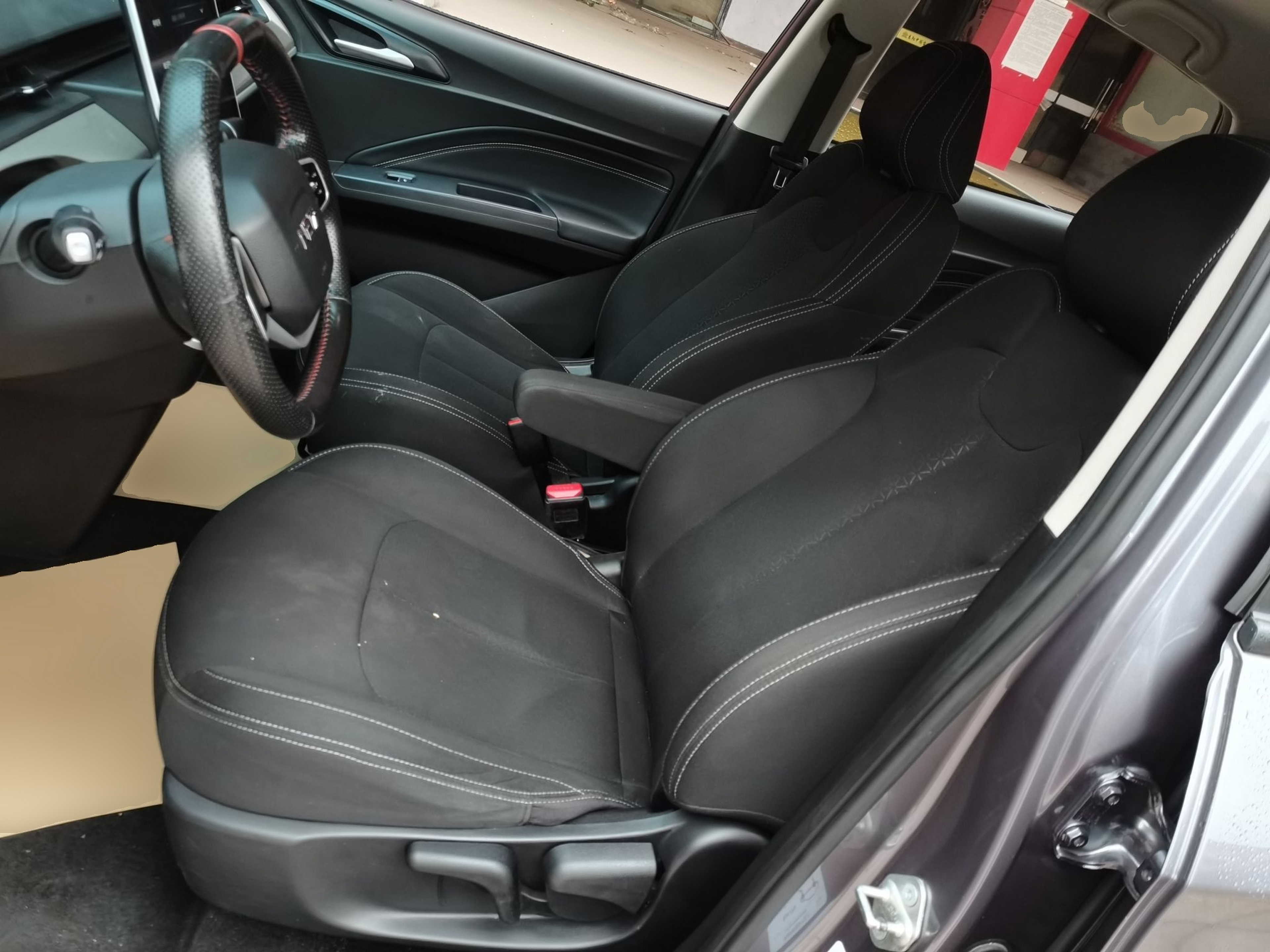 Переднее сиденье в автомобиле