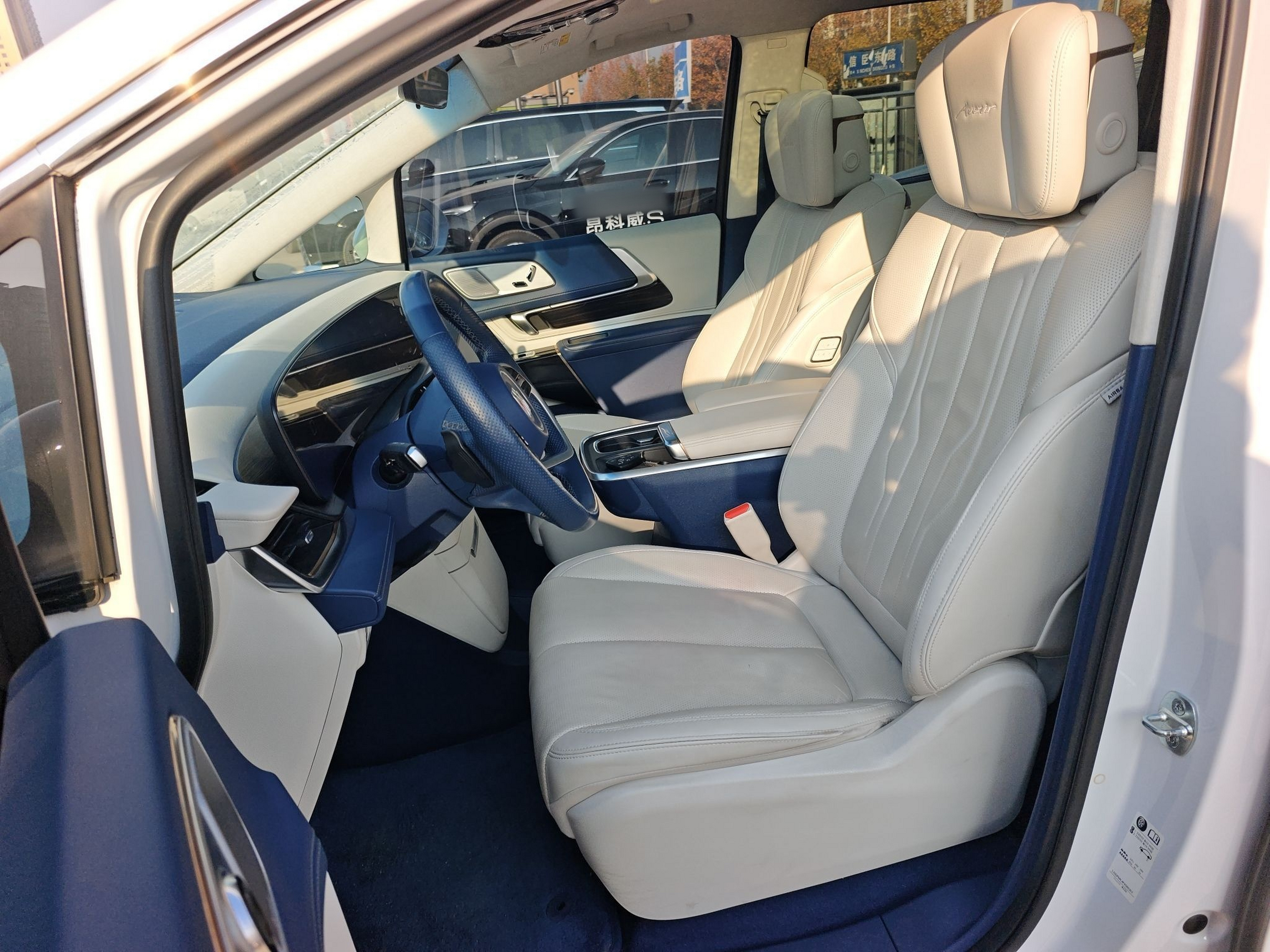 Переднее сиденье в автомобиле