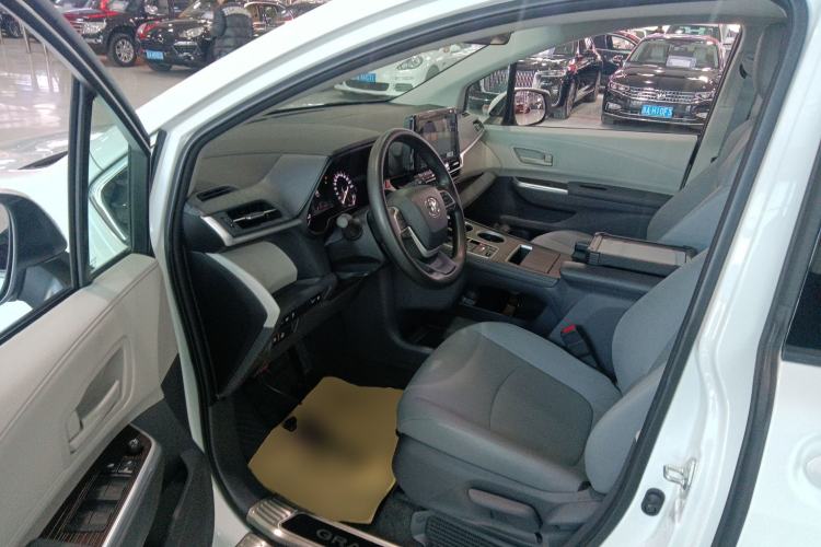 Used Toyota Granvia 2023 2.5L Hybrid Comfort Edition
