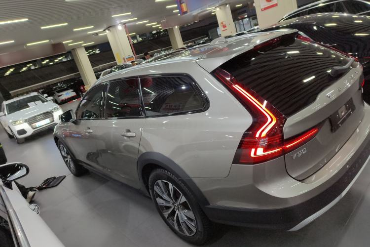 Used Volvo V90 2022 Cross Country B5 AWD Smart Range Edition
