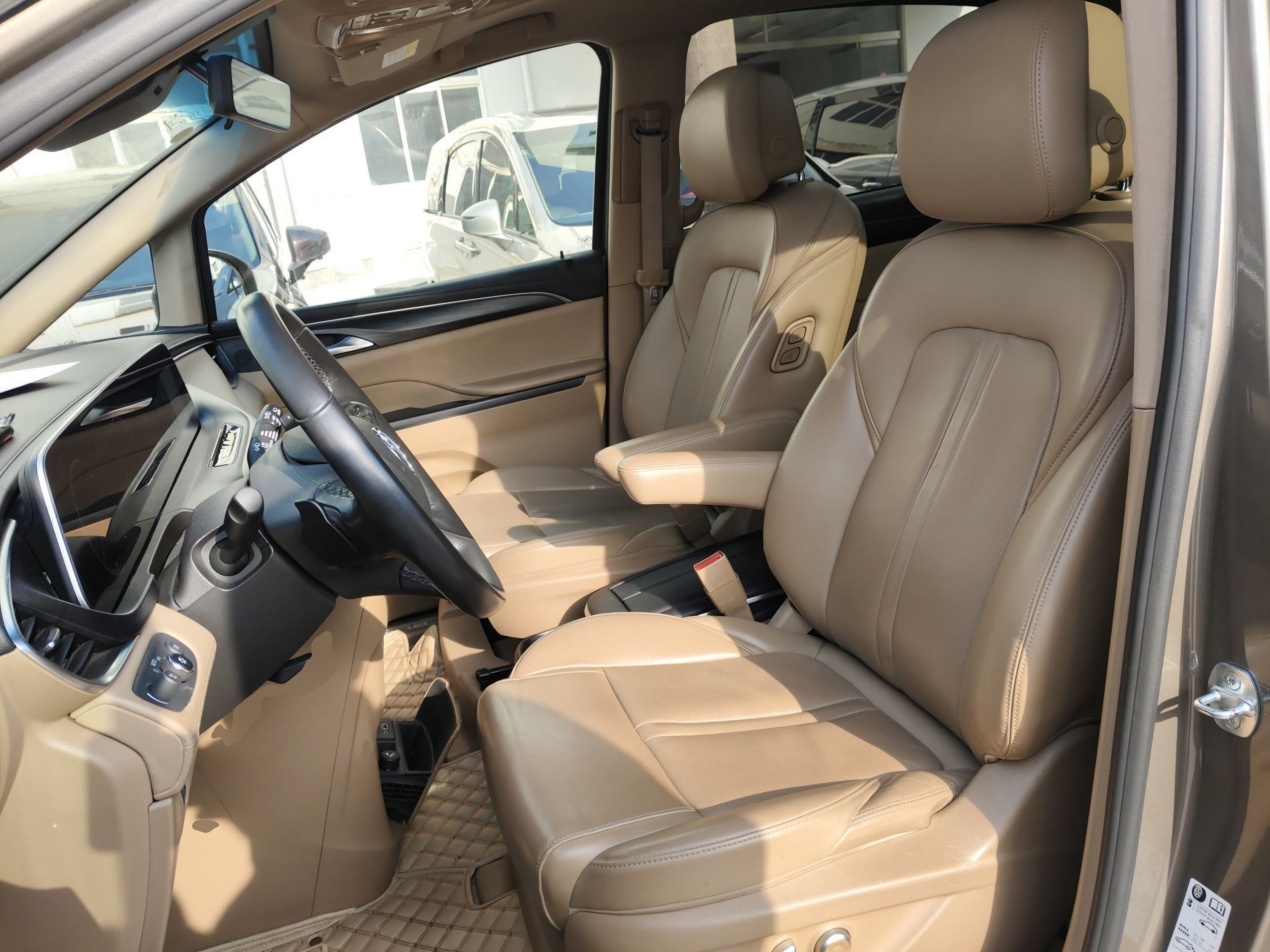 المقاعد الأمامية داخل السيارة