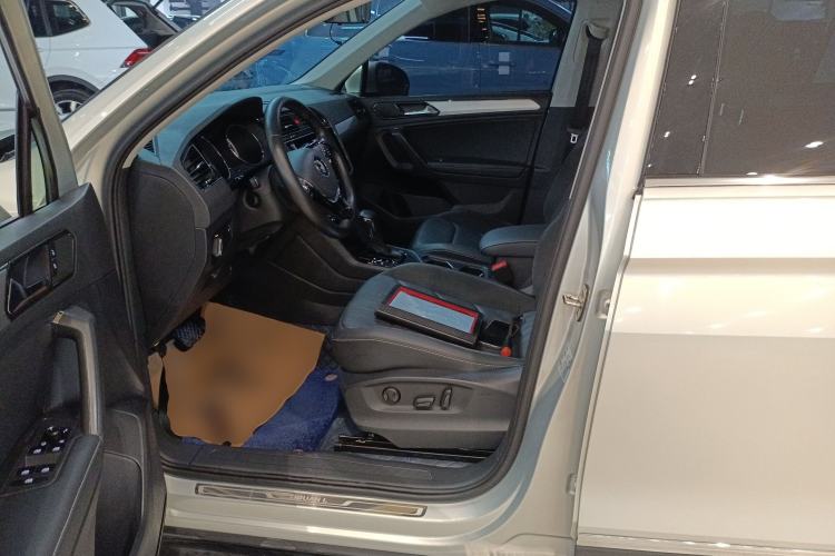 Used Volkswagen Tiguan L 2020 330TSI Automatic Two-Wheel Drive Panoramic Comfort Edition China VI Standard
